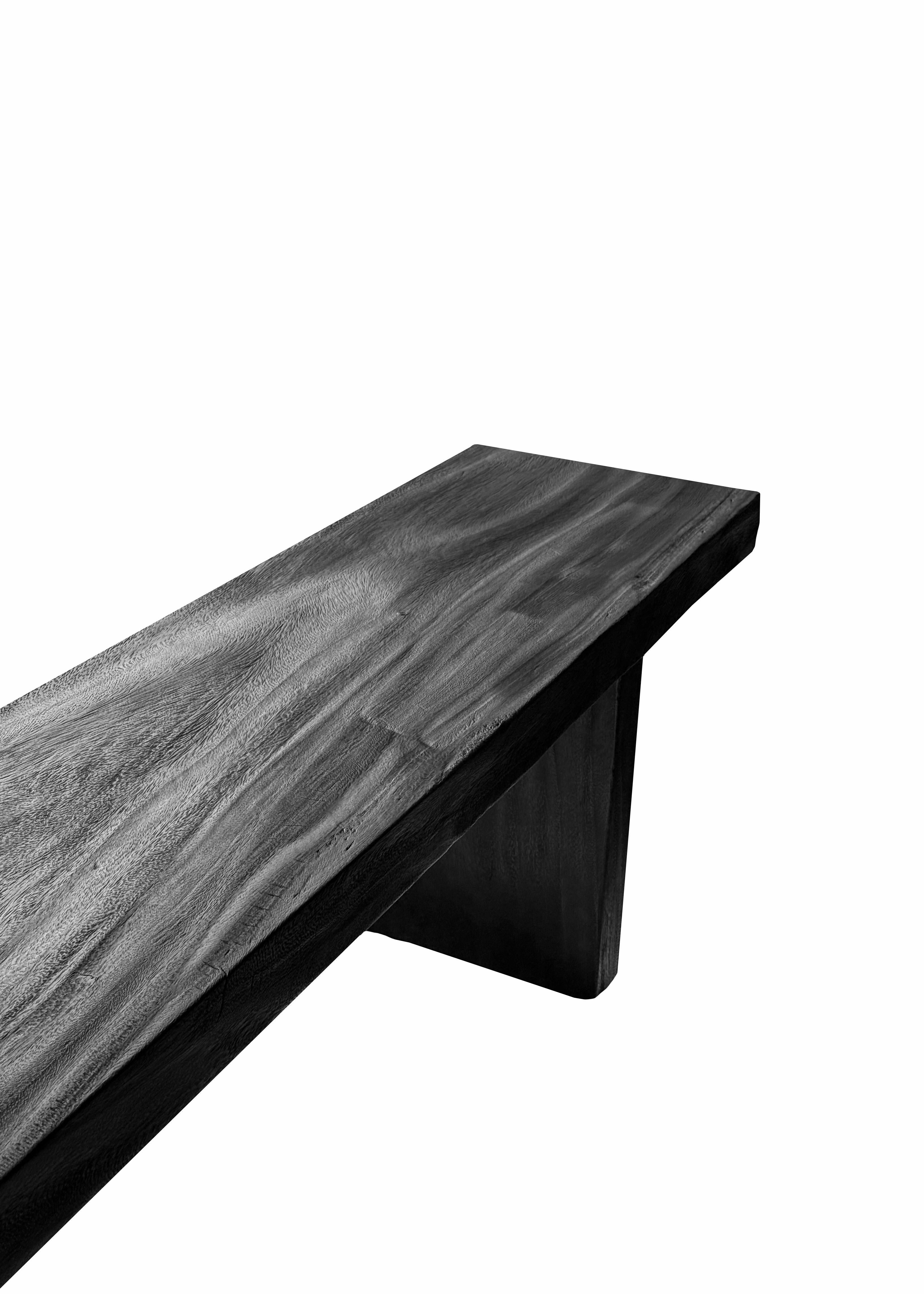 Skulpturale Suar Wood Bank, modern organisch, atemberaubende Holzstrukturen, gebrannte Oberfläche (Teakholz) im Angebot