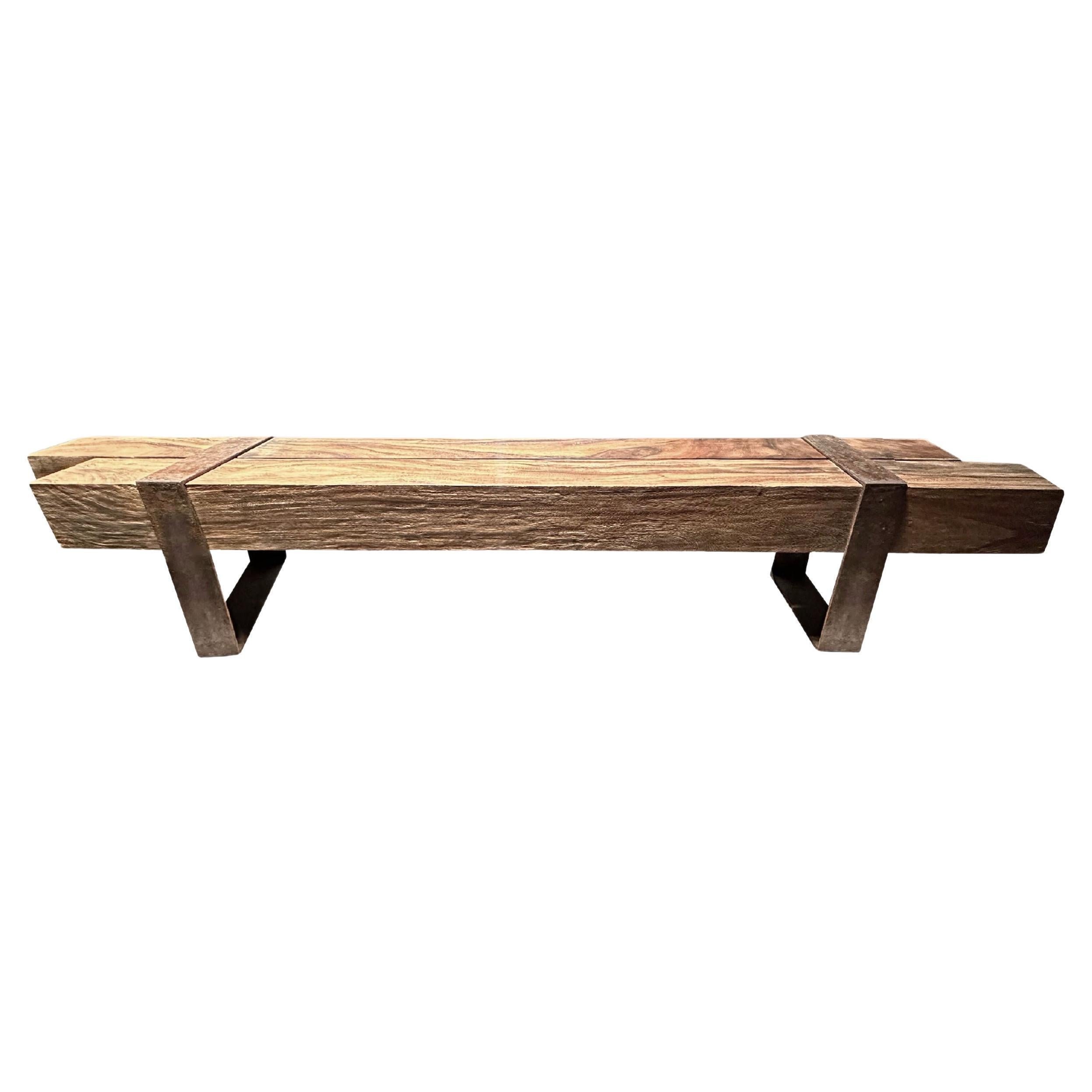 Banc sculptural en bois de suar avec pieds en acier, organique moderne