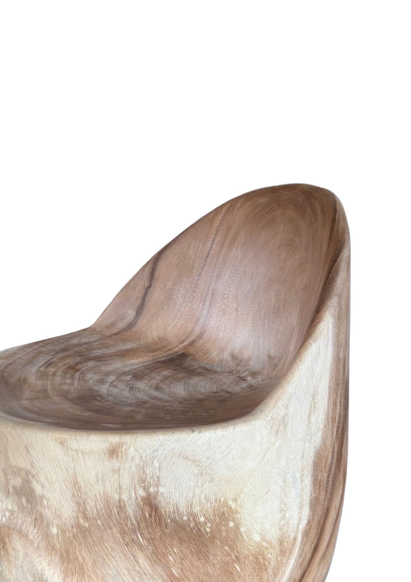 Silla Escultural de Madera de Suar con Impresionantes Texturas de Madera, Acabado Natural Indonesio en venta