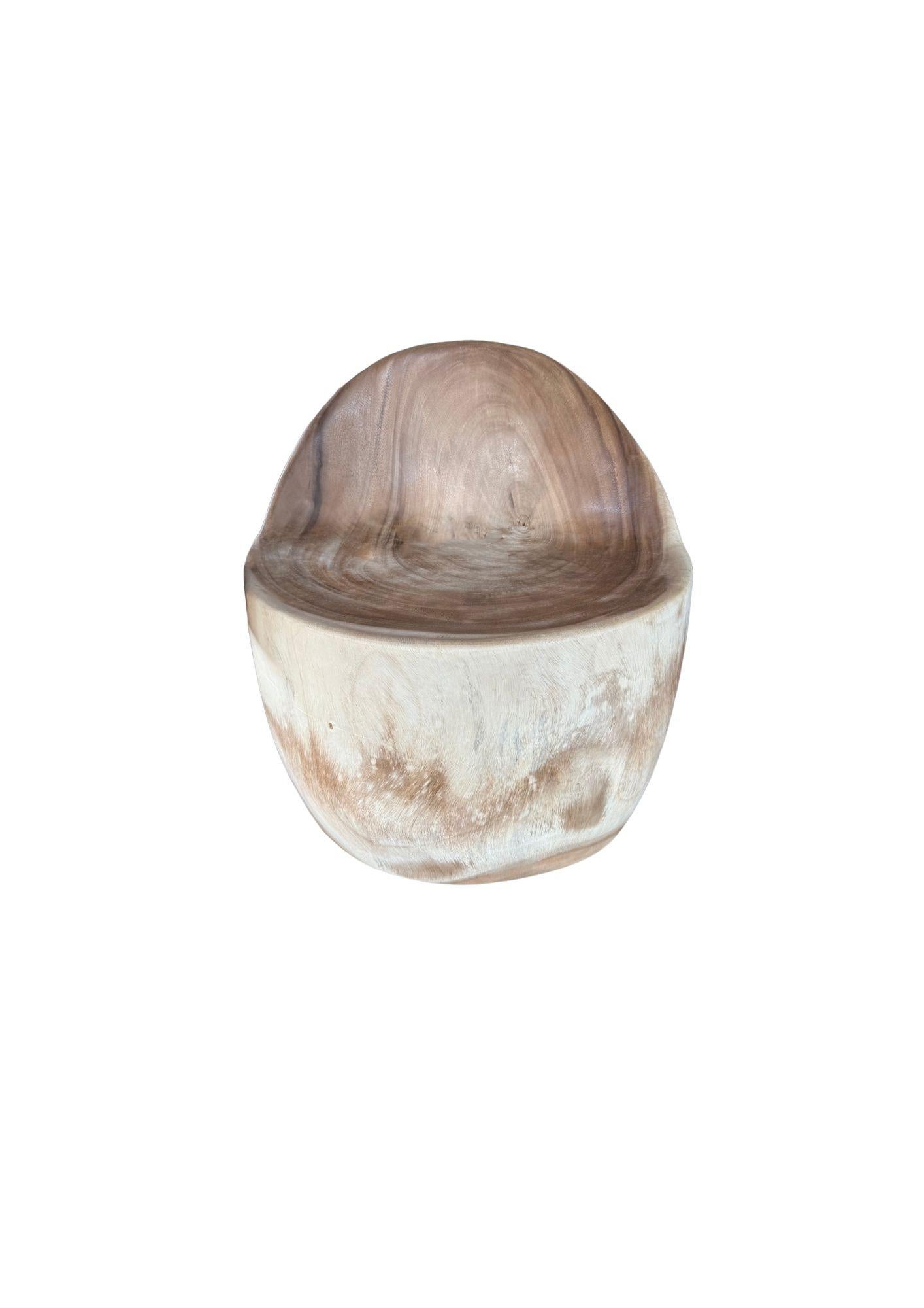 Silla Escultural de Madera de Suar con Impresionantes Texturas de Madera, Acabado Natural Hecho a mano en venta