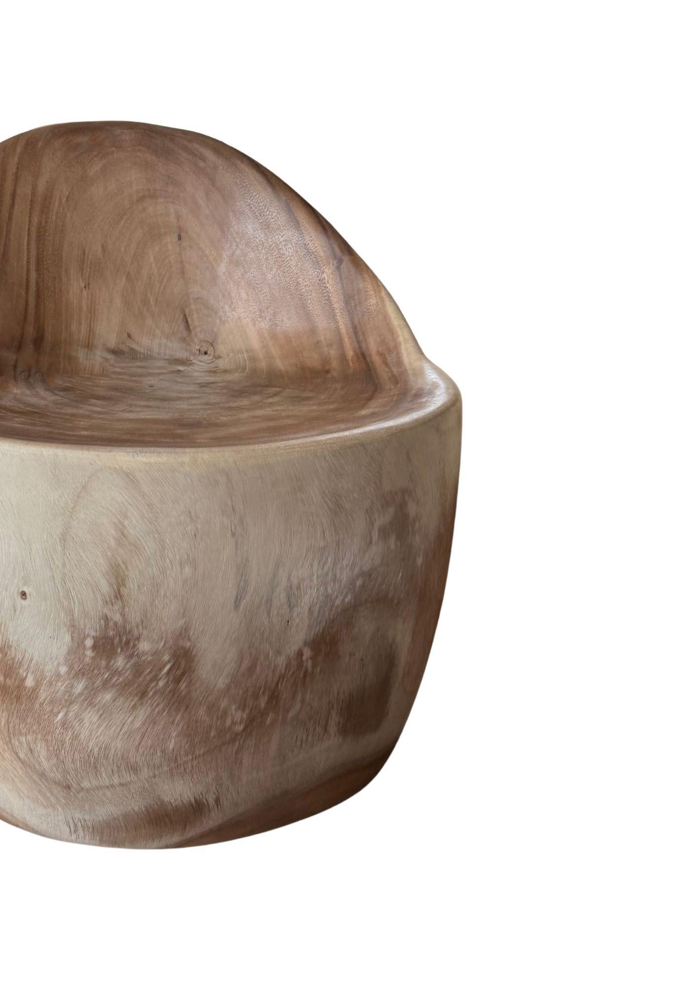 Silla Escultural de Madera de Suar con Impresionantes Texturas de Madera, Acabado Natural Siglo XXI y contemporáneo en venta