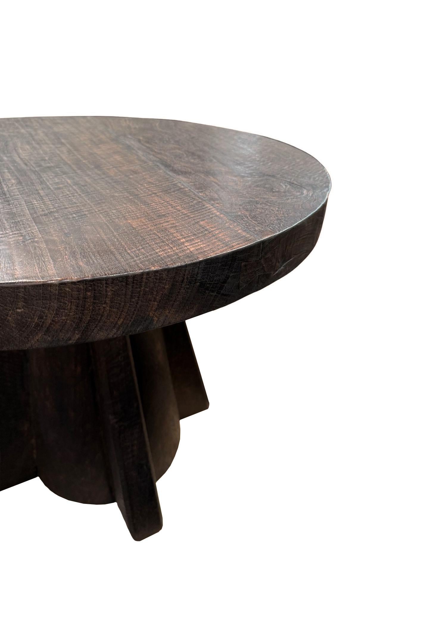 Organique Sculptural Suar Wood Round Table, Espresso Finish en vente