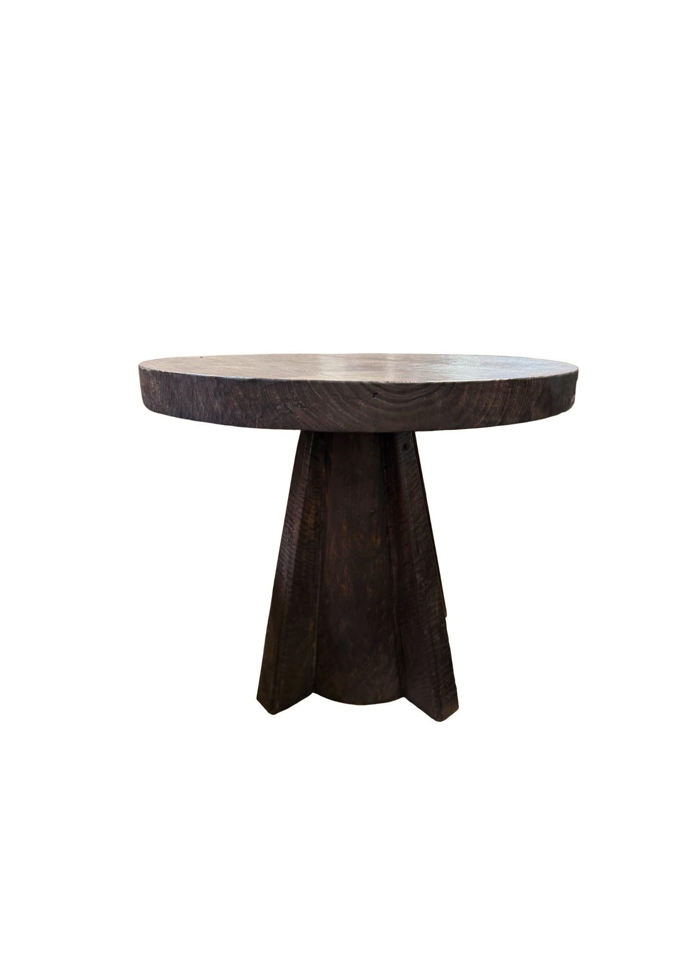 Indonésien Sculptural Suar Wood Round Table, Espresso Finish en vente