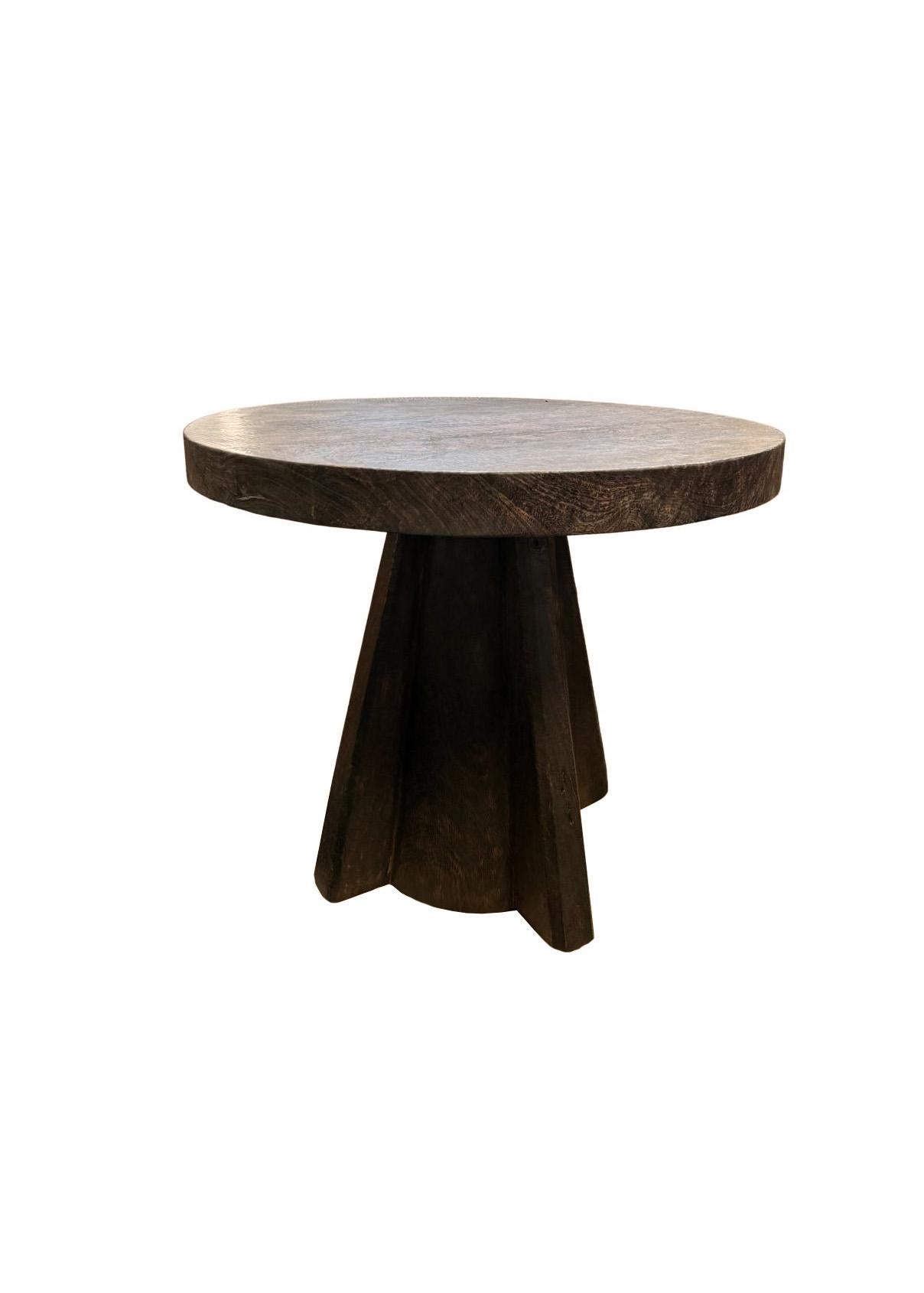 Fait main Sculptural Suar Wood Round Table, Espresso Finish en vente