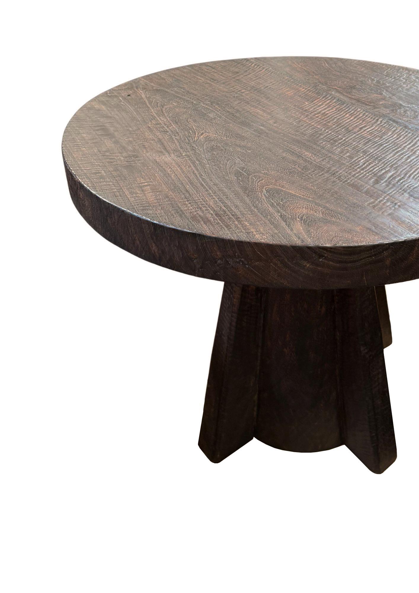 Sculptural Suar Wood Round Table, Espresso Finish Neuf - En vente à Jimbaran, Bali