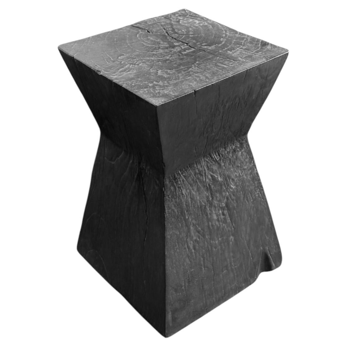 Table d'appoint sculpturale en Suar Wood, finition brûlée Organic moderne en vente