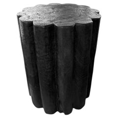 Table d'appoint sculpturale en Suar Wood, finition brûlée Organic moderne