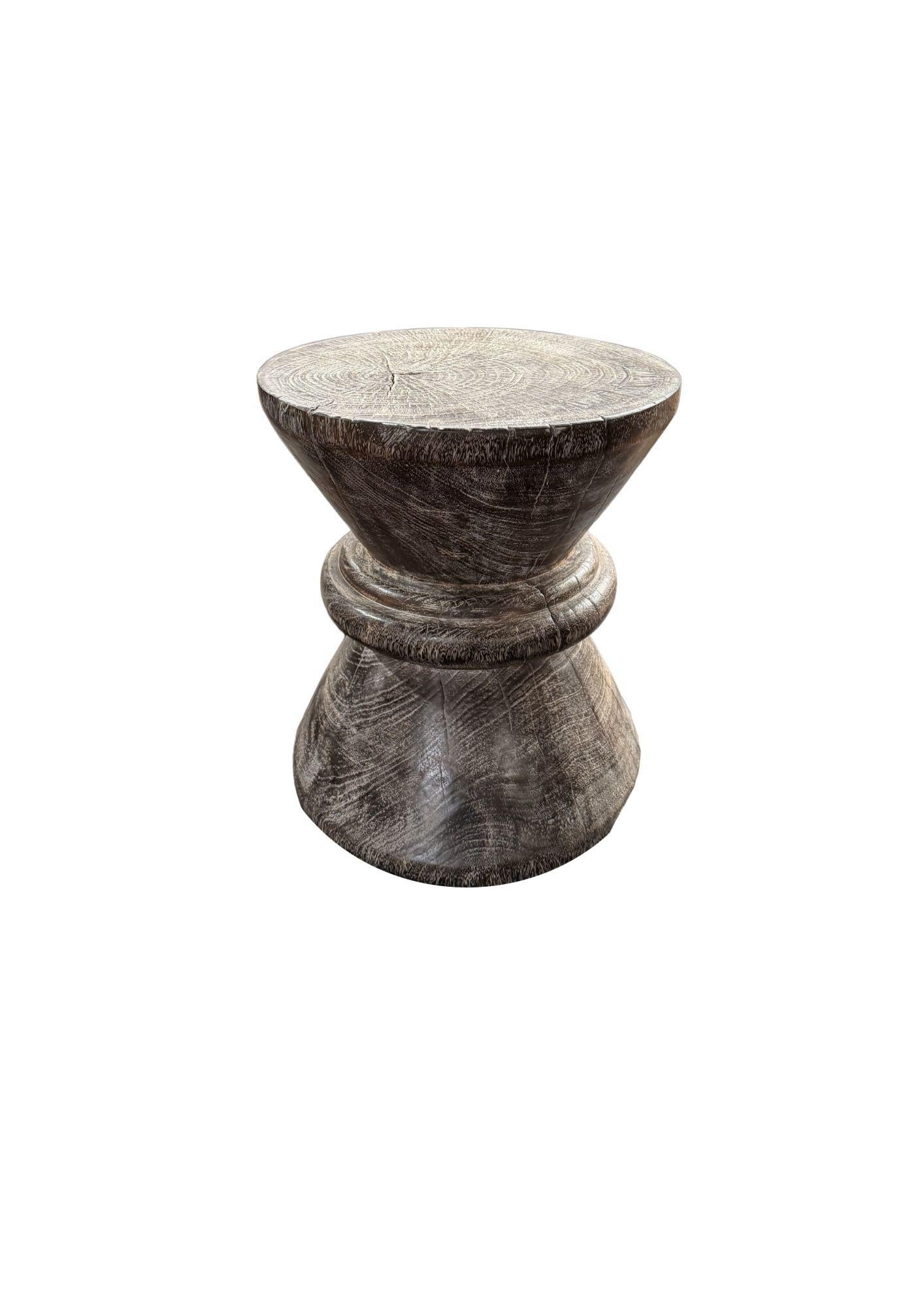 Élevez votre espace avec la beauté naturelle et l'élégance intemporelle de cette table d'appoint en bois de suar massif, fabriquée de manière experte à partir d'un seul bloc de bois de suar de première qualité. Avec ses contours organiques et ses