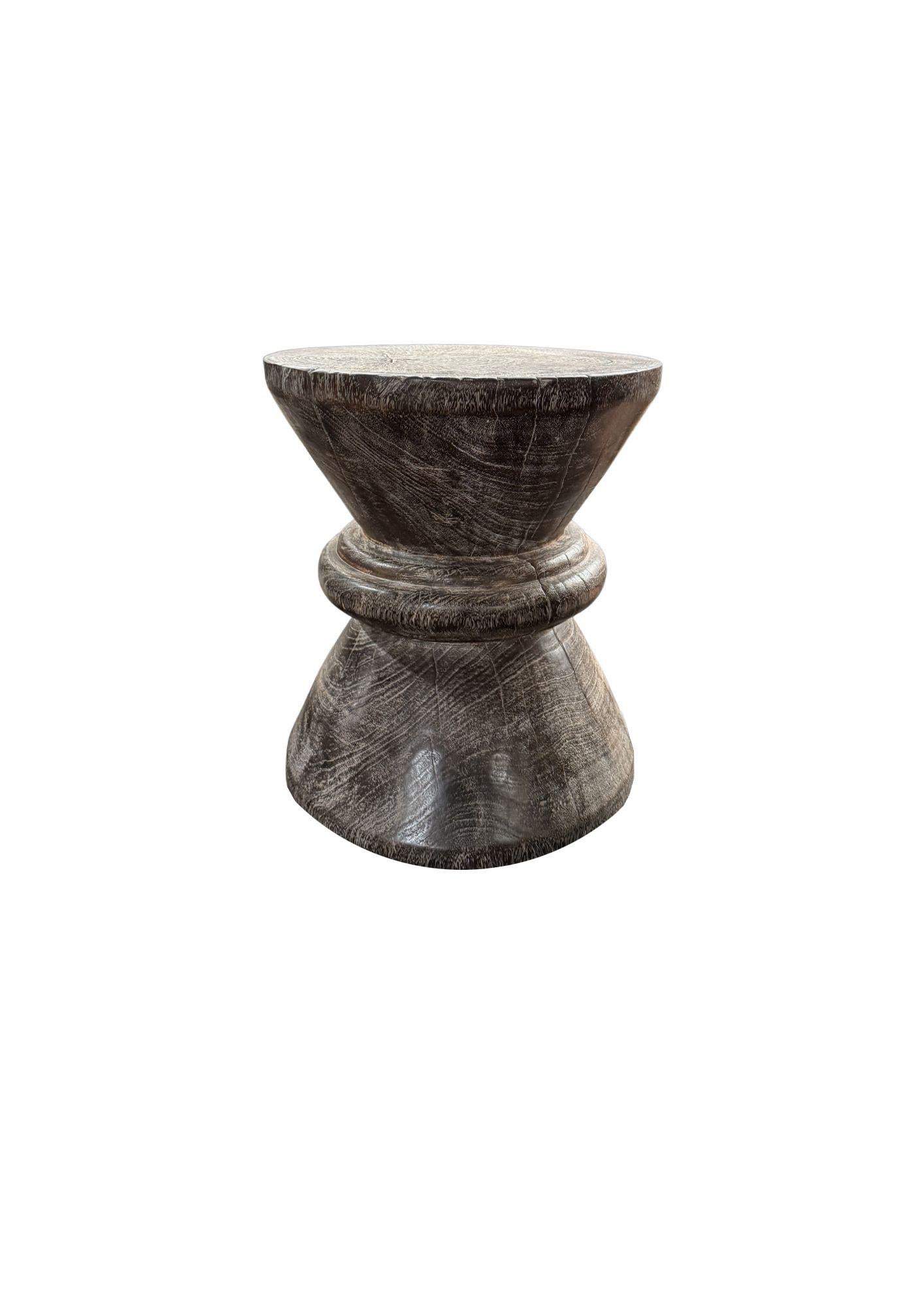 Organique Table d'appoint sculpturale en bois de suar, finition blanchie et brûlée, organique moderne en vente