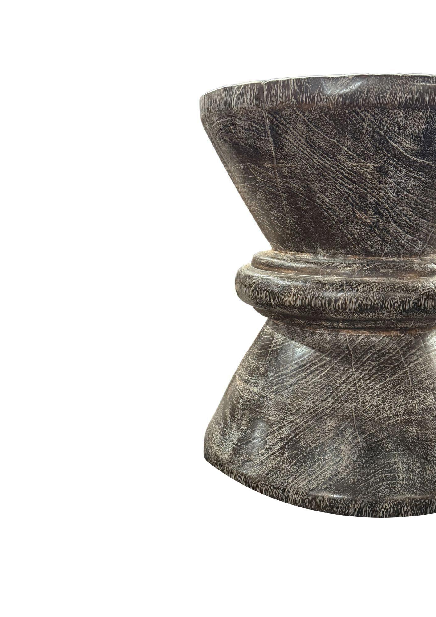 Indonésien Table d'appoint sculpturale en bois de suar, finition blanchie et brûlée, organique moderne en vente