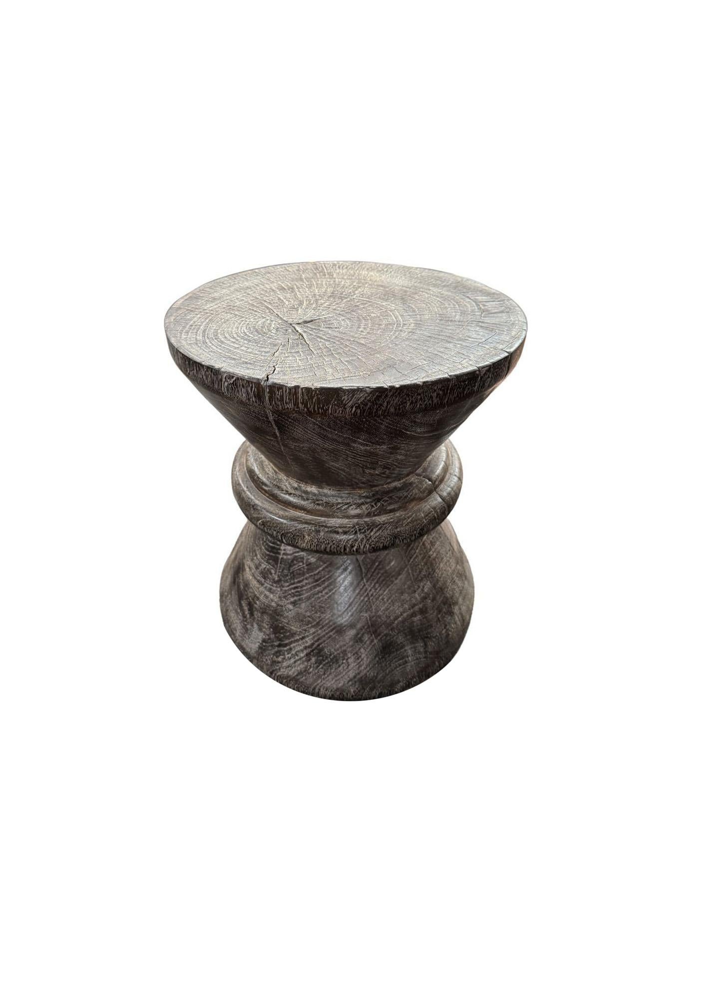 Fait main Table d'appoint sculpturale en bois de suar, finition blanchie et brûlée, organique moderne en vente