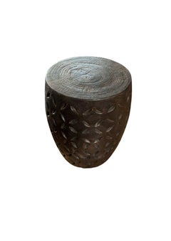 Tavolino scultoreo in legno di suar, finitura espresso, stile moderno e organico