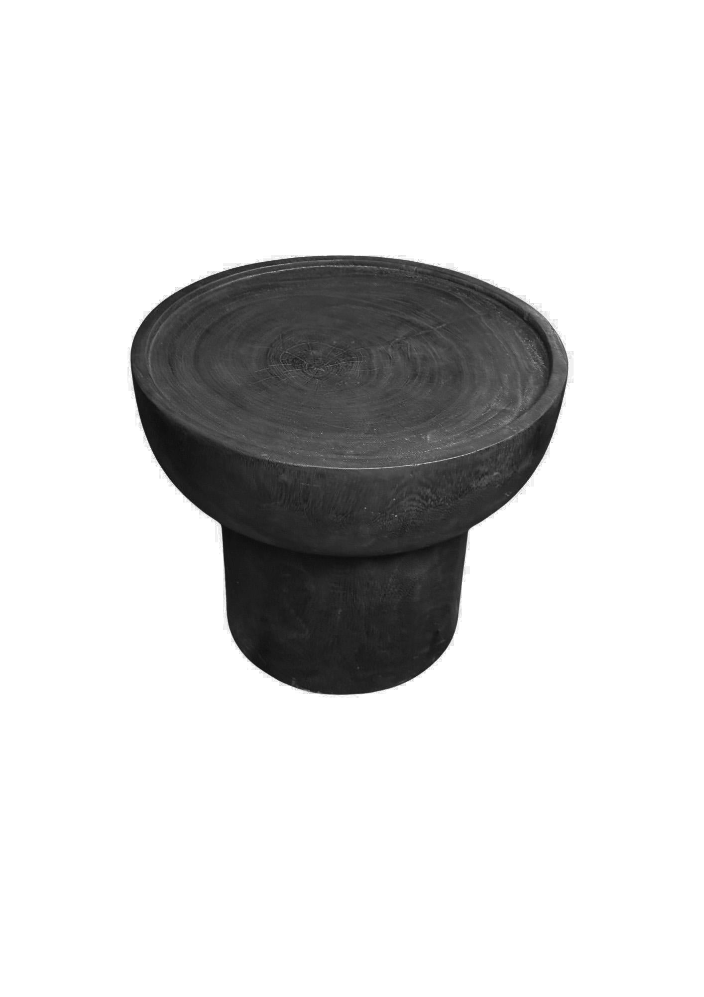 Organique Sculptural Suar Wood Side Table, Hand-Crafted Modern Organic, Burnt Finish en vente