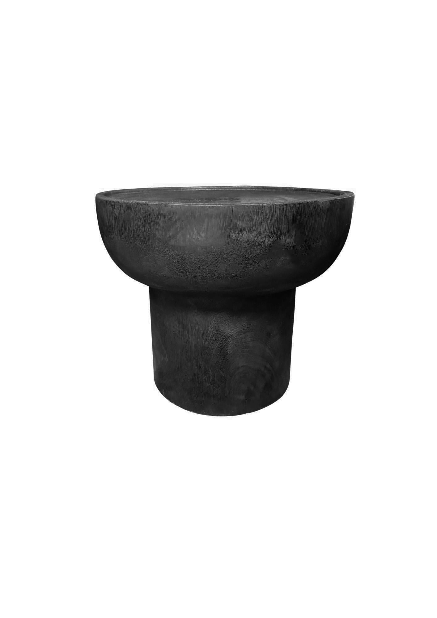 Indonésien Sculptural Suar Wood Side Table, Hand-Crafted Modern Organic, Burnt Finish en vente