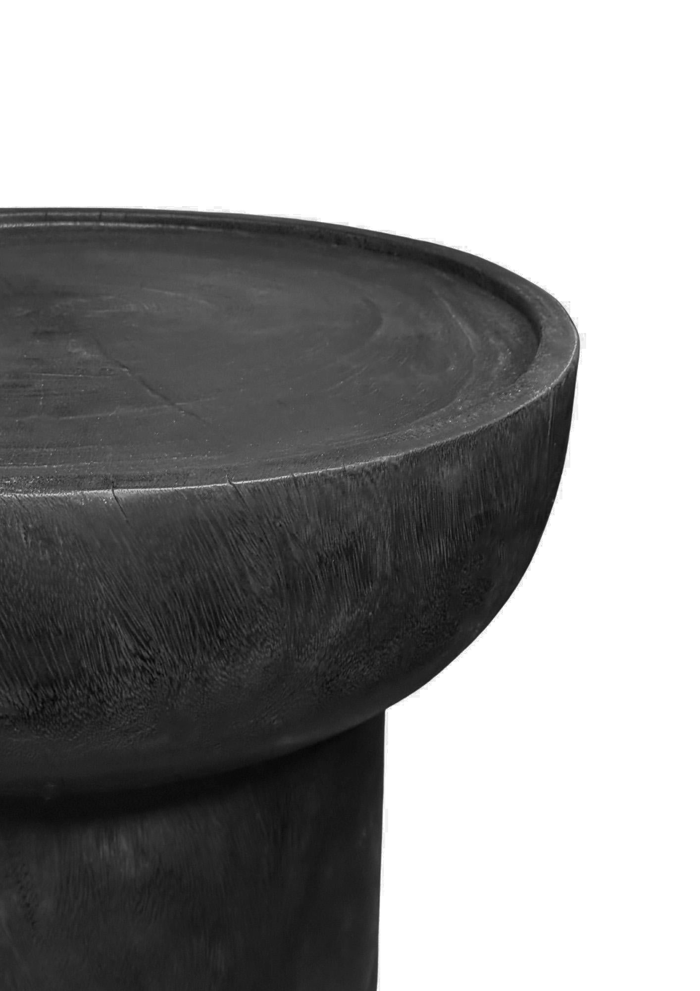 Fait main Sculptural Suar Wood Side Table, Hand-Crafted Modern Organic, Burnt Finish en vente