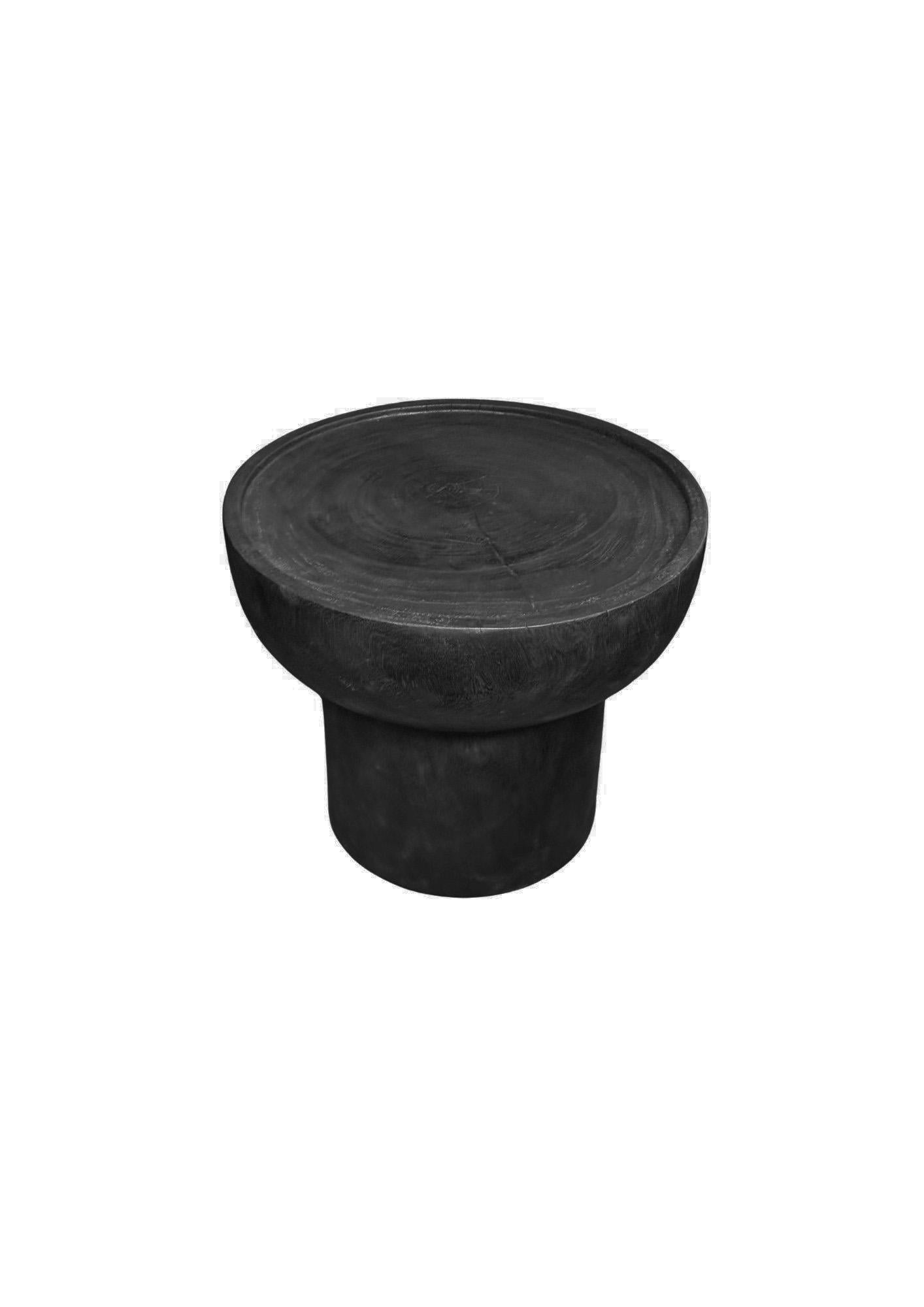 Sculptural Suar Wood Side Table, Hand-Crafted Modern Organic, Burnt Finish Neuf - En vente à Jimbaran, Bali