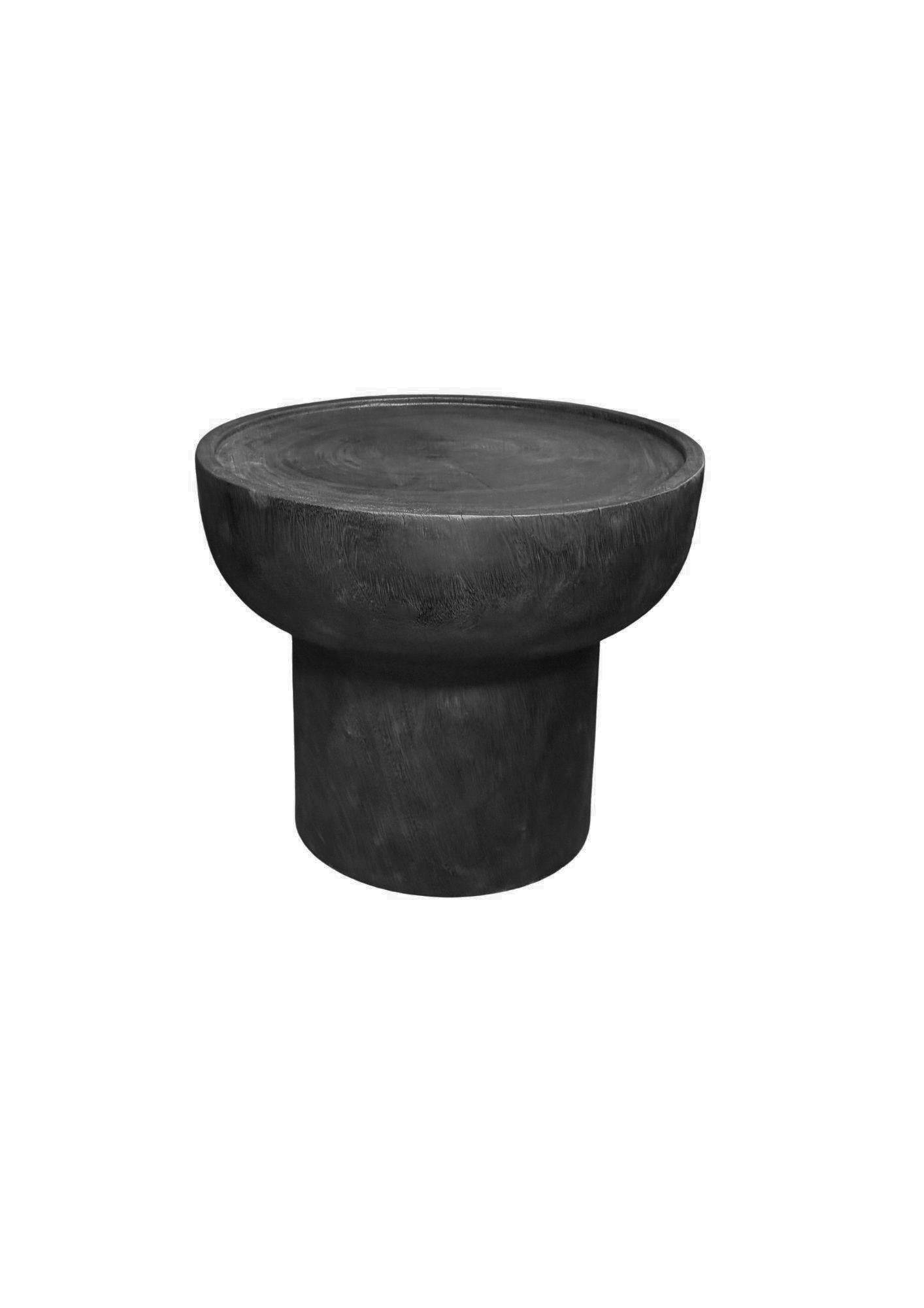 XXIe siècle et contemporain Sculptural Suar Wood Side Table, Hand-Crafted Modern Organic, Burnt Finish en vente