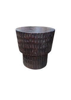 Table d'appoint sculpturale en bois de Suar, fabrication artisanale moderne et organique, finition Espresso