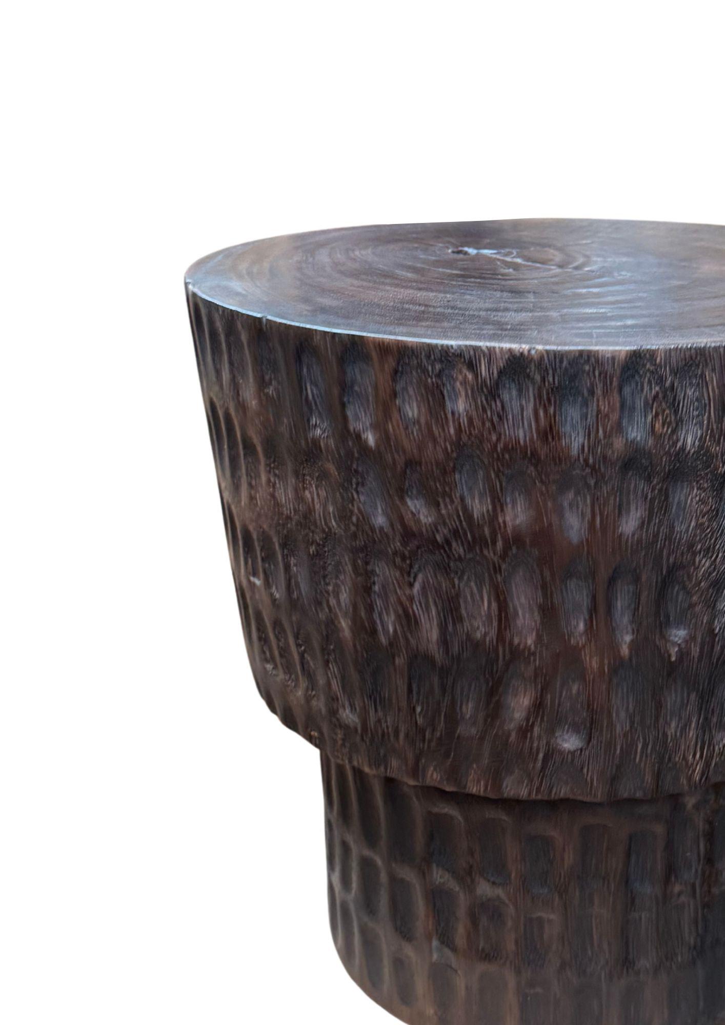 Organico moderno Tavolino scultoreo in legno di Suar, moderno organico realizzato a mano, finitura espresso in vendita