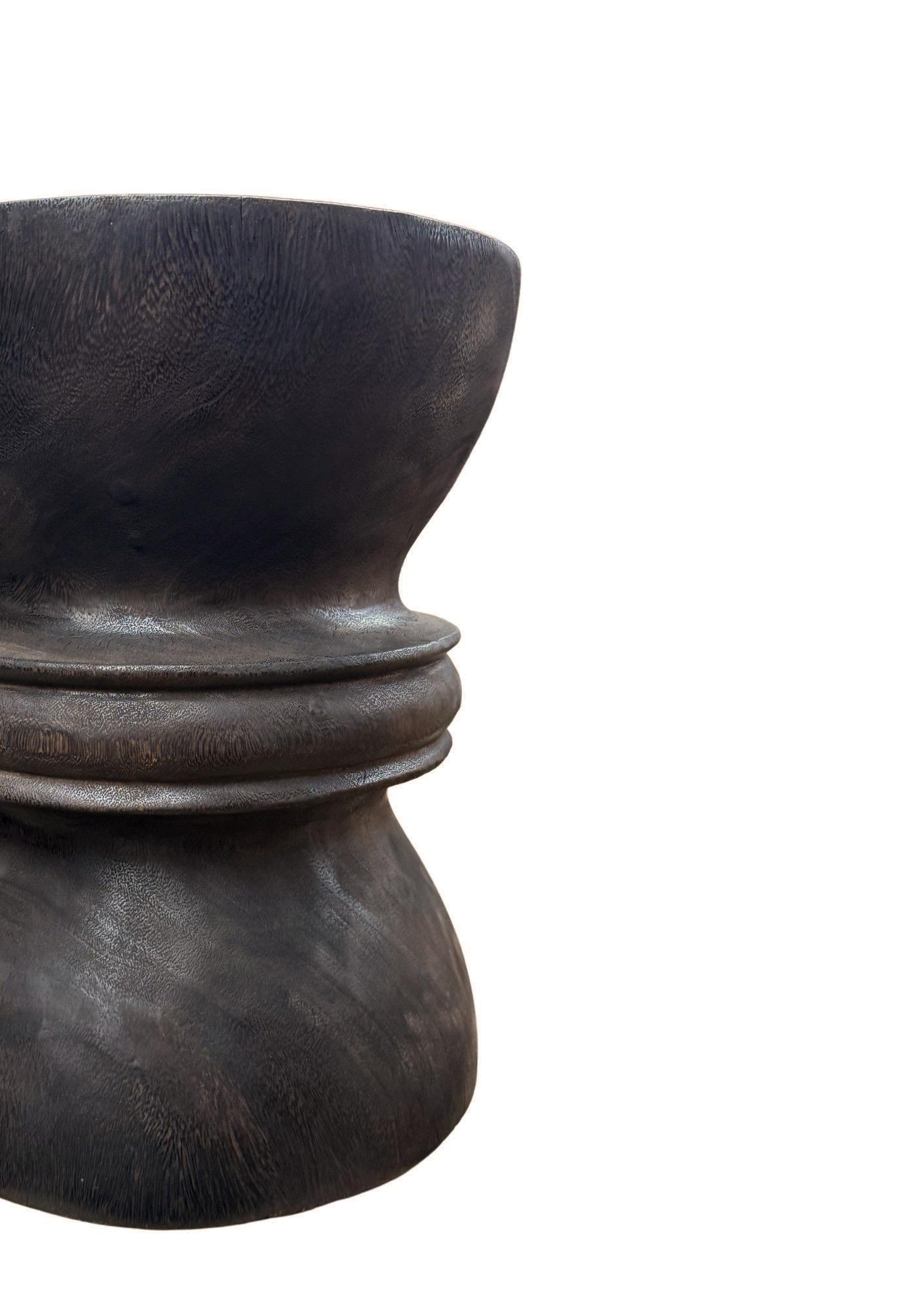 Organique Sculptural Suar Wood Side Table, Hand-Crafted Modern Organic, Espresso Finish en vente