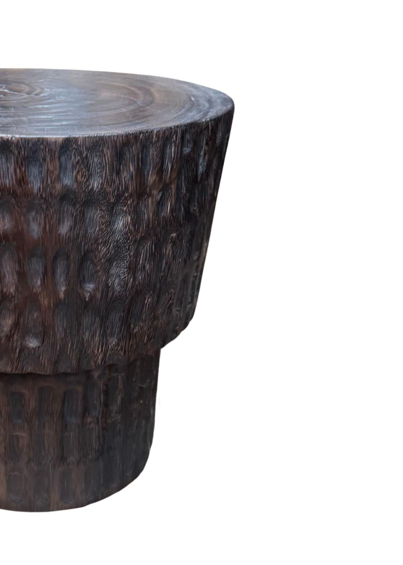 Indonesiano Tavolino scultoreo in legno di Suar, moderno organico realizzato a mano, finitura espresso in vendita