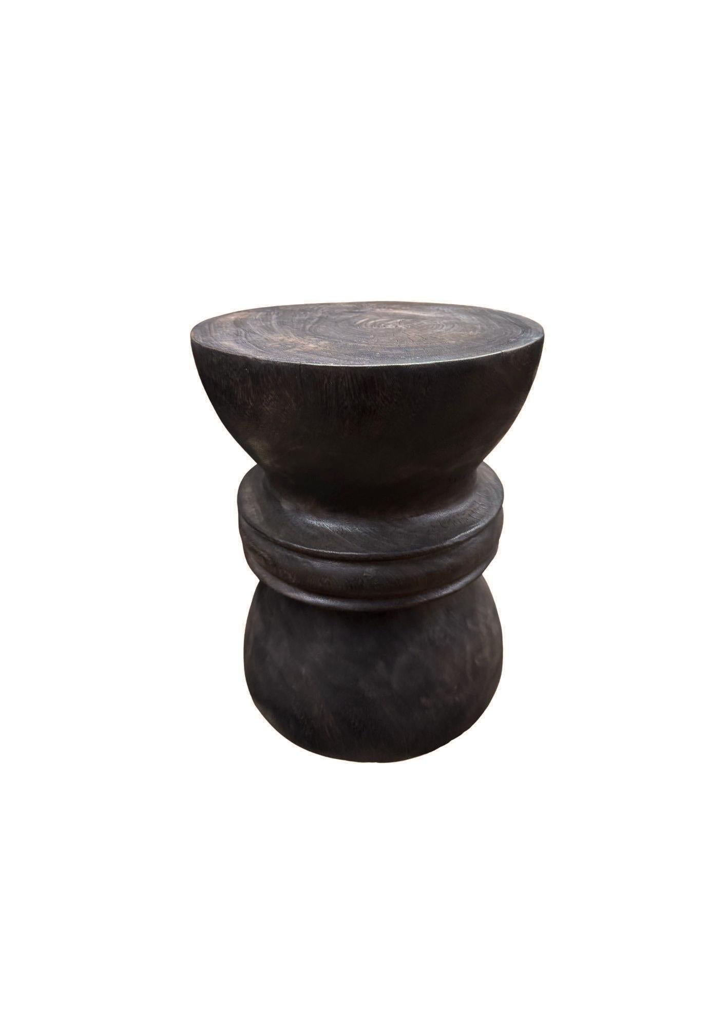 Indonésien Sculptural Suar Wood Side Table, Hand-Crafted Modern Organic, Espresso Finish en vente