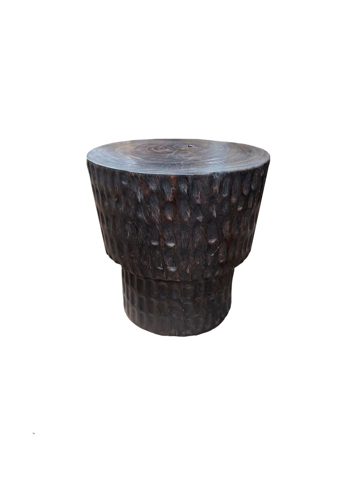 Fatto a mano Tavolino scultoreo in legno di Suar, moderno organico realizzato a mano, finitura espresso in vendita