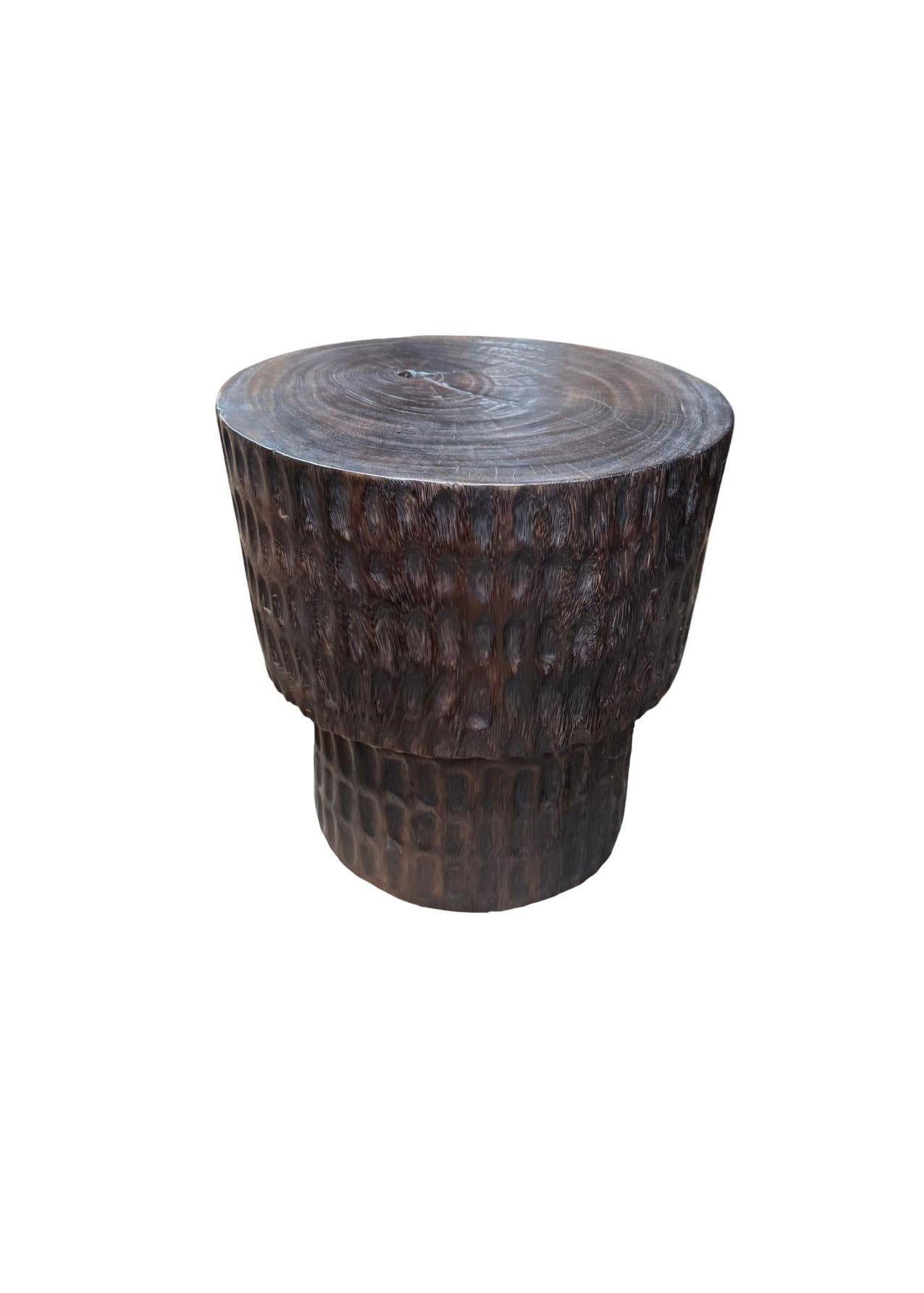 Tavolino scultoreo in legno di Suar, moderno organico realizzato a mano, finitura espresso In condizioni Nuovo in vendita a Jimbaran, Bali