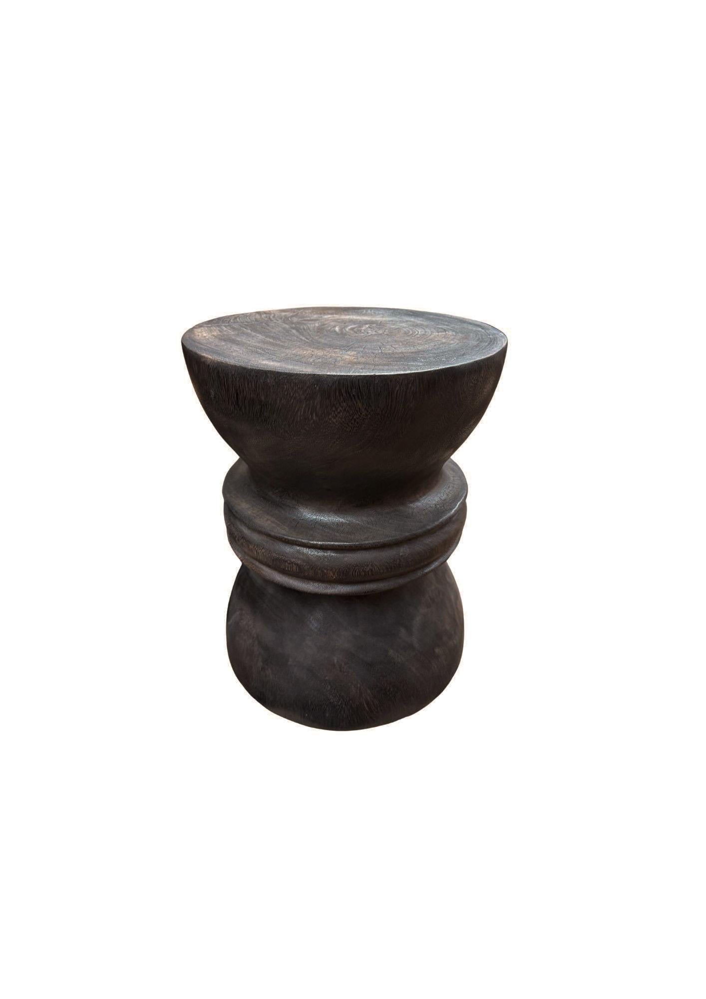 Sculptural Suar Wood Side Table, Hand-Crafted Modern Organic, Espresso Finish Neuf - En vente à Jimbaran, Bali