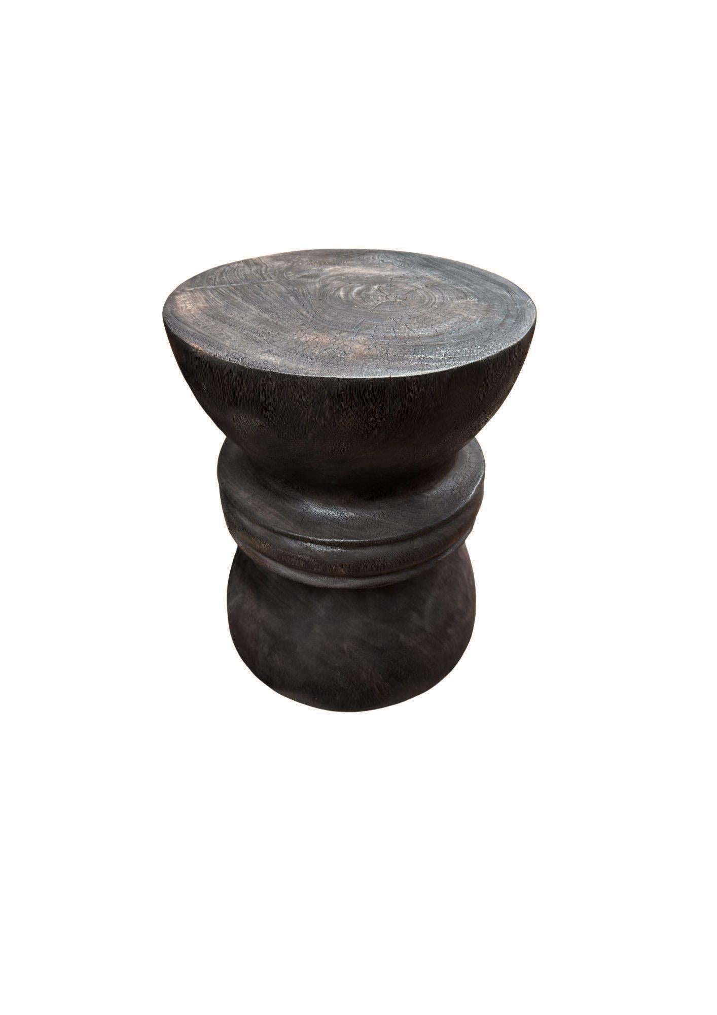 XXIe siècle et contemporain Sculptural Suar Wood Side Table, Hand-Crafted Modern Organic, Espresso Finish en vente