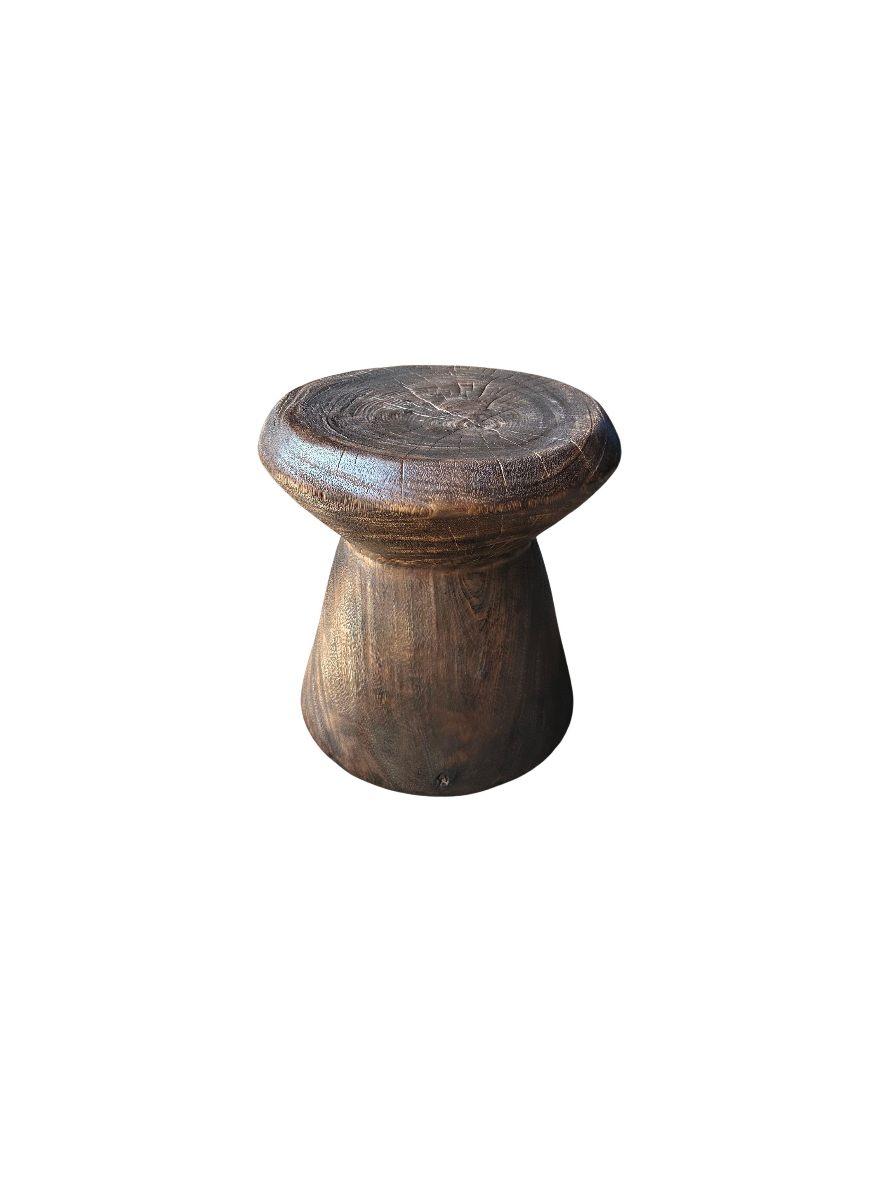 Organique Table d'appoint sculpturale en bois de poirier, fabriquée à la main et organique en vente