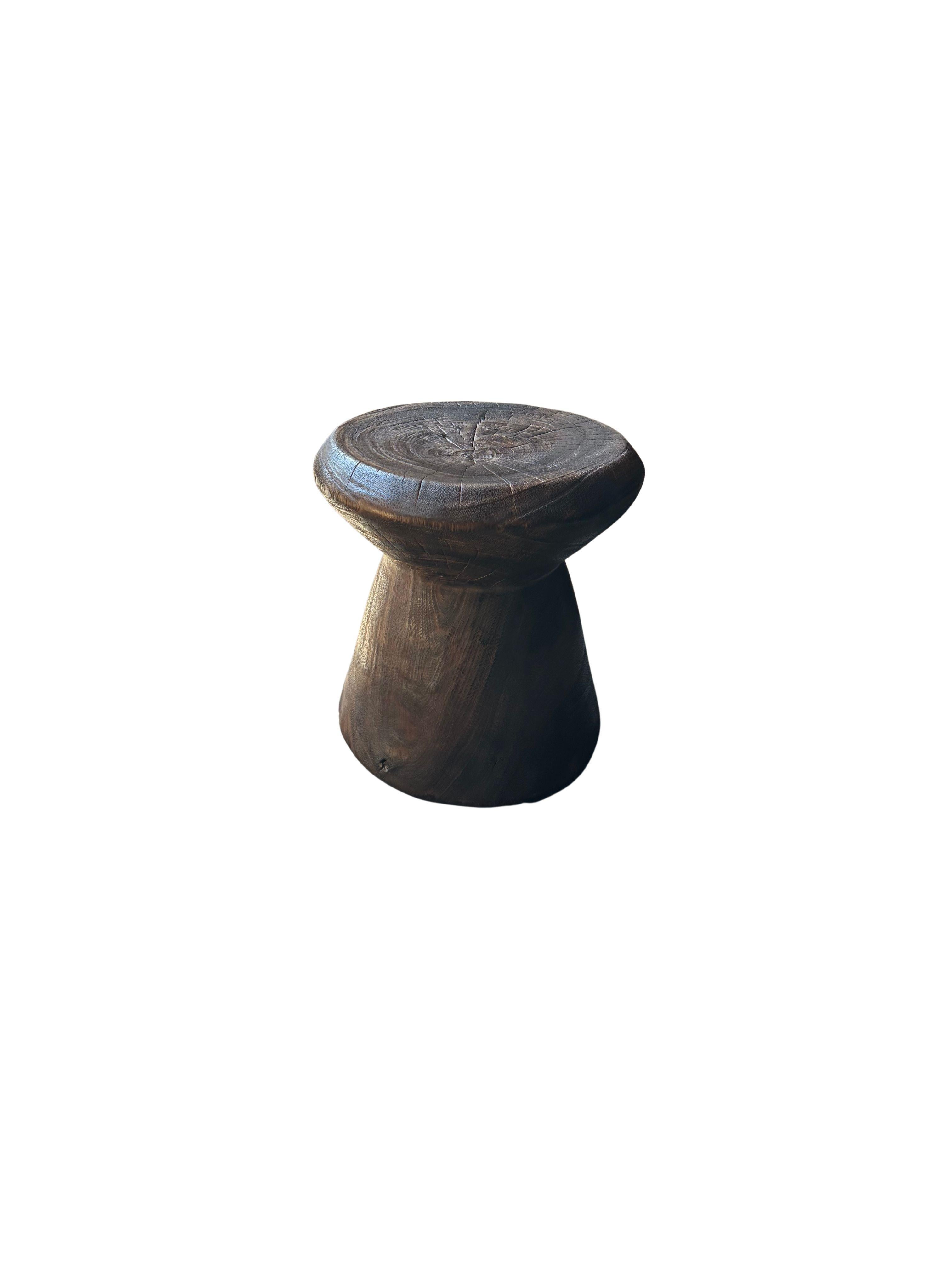Fait main Table d'appoint sculpturale en bois de poirier, fabriquée à la main et organique en vente