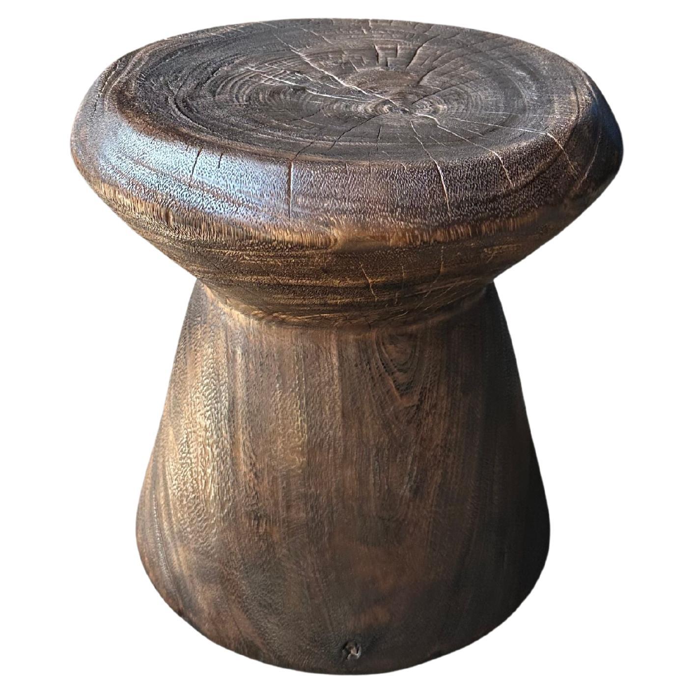 Skulpturaler Beistelltisch aus Suar-Holz, handgefertigt, modern, organisch und organisch