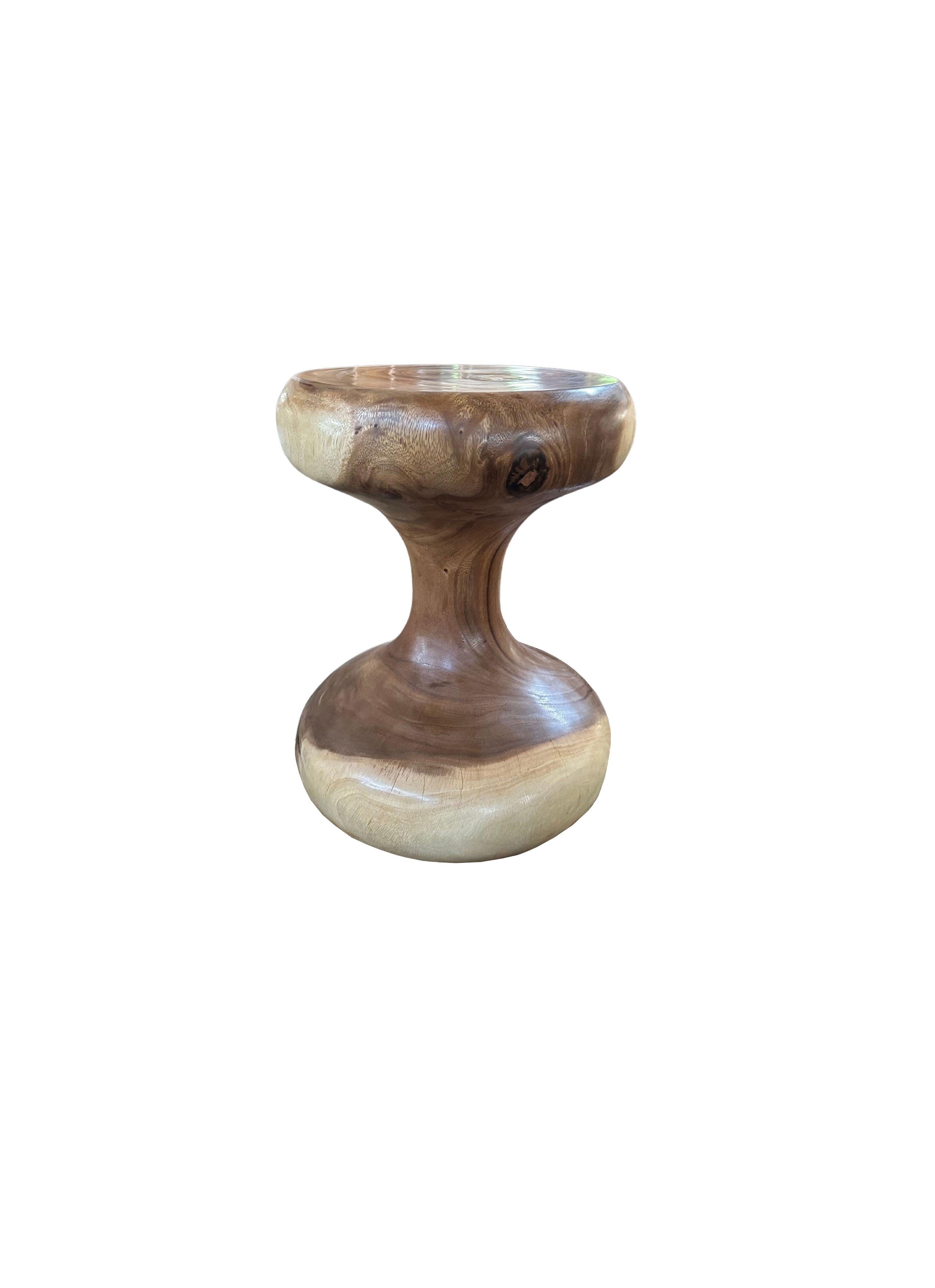 Organique Table d'appoint sculpturale en bois de poirier, avec de superbes textures de bois, organique moderne en vente