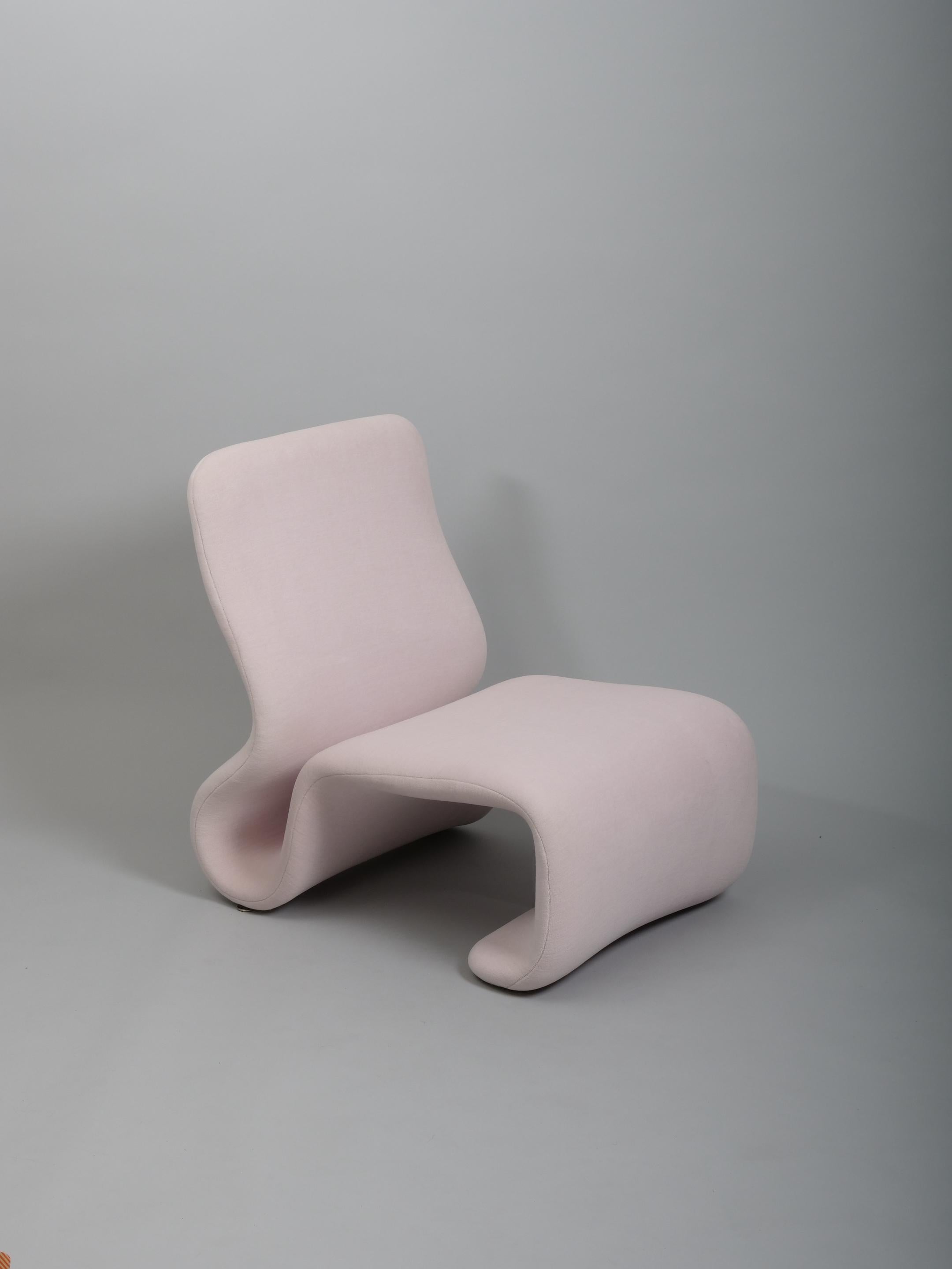 An early example of the sculptural  'Etcetera' chair by Jan Eskelius. 
Sweden c1970

Re upholstered in palest pink Kradvat velvet.

