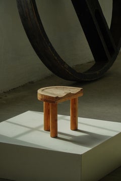 Sgabello in pino in stile folk art scandinavo, metà del XX secolo, anni ’50