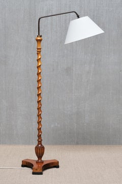Lámpara de pie escultural de estilo sueco, en abedul y latón, Lundling, Suecia, década de 1930