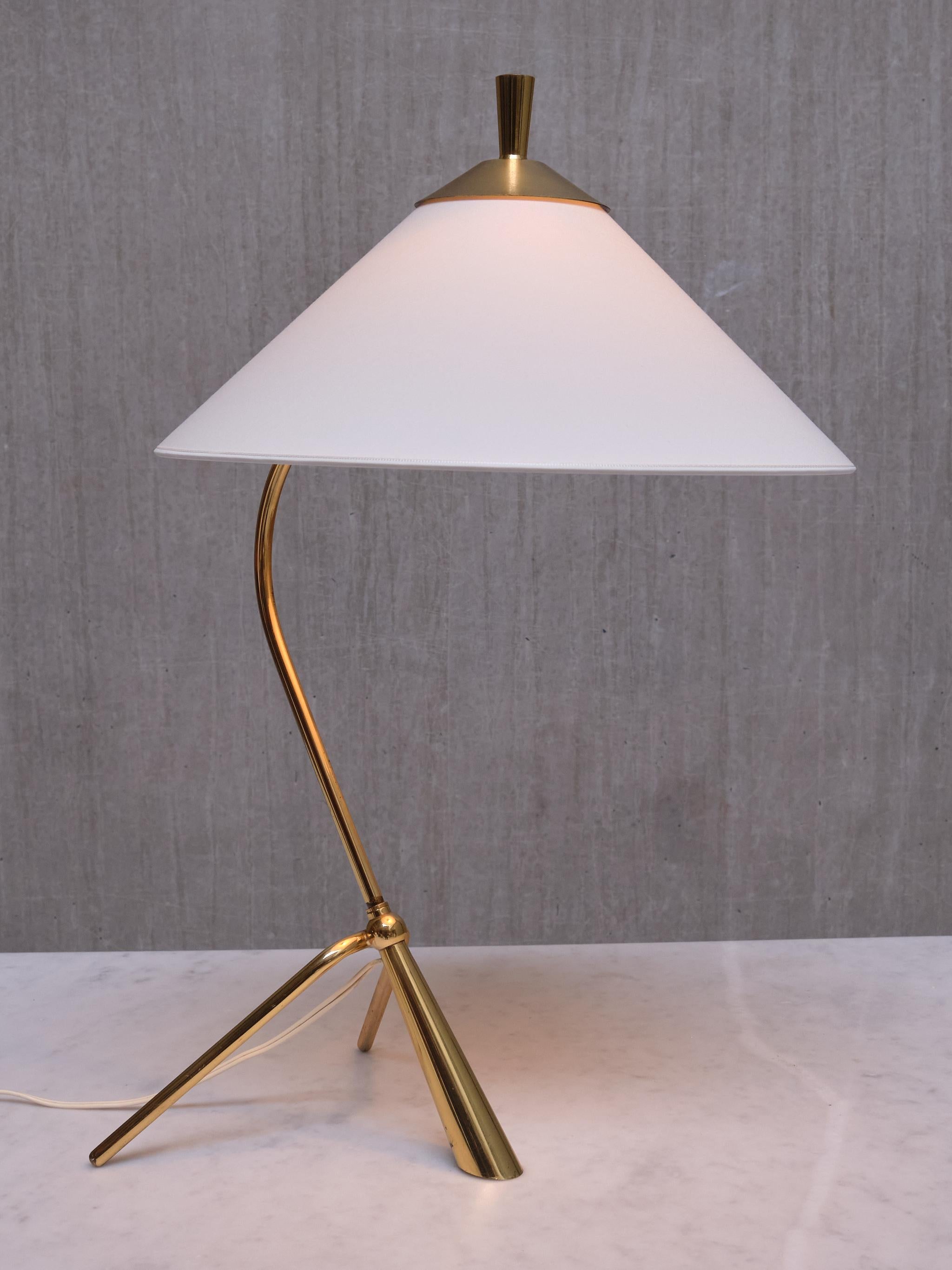 Sculptural Swedish Modern Tripod Table/Desk Lamp in Brass, 1950s In Good Condition In The Hague, NL