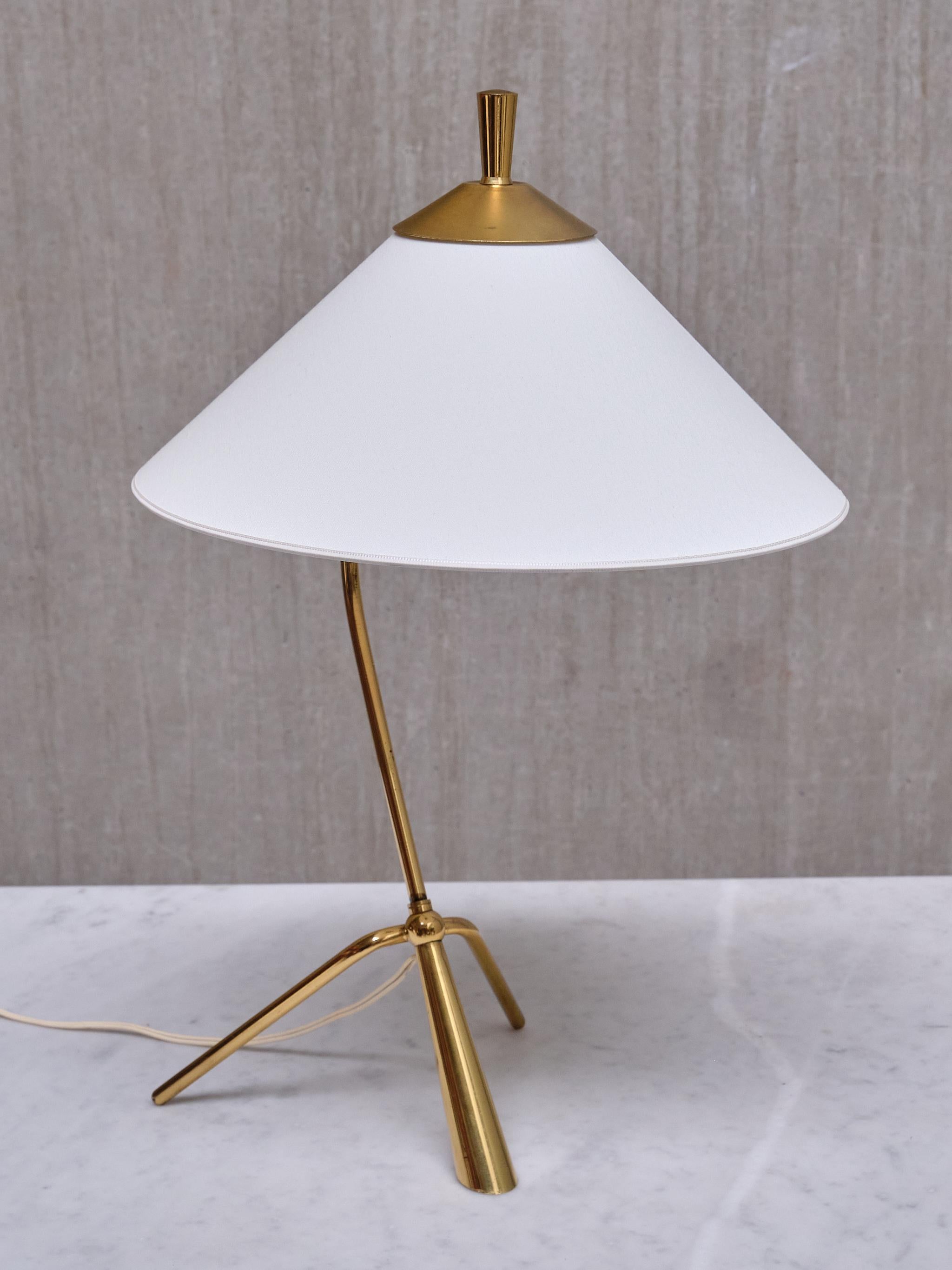 Sculptural Swedish Modern Tripod Table/Desk Lamp in Brass, 1950s 1