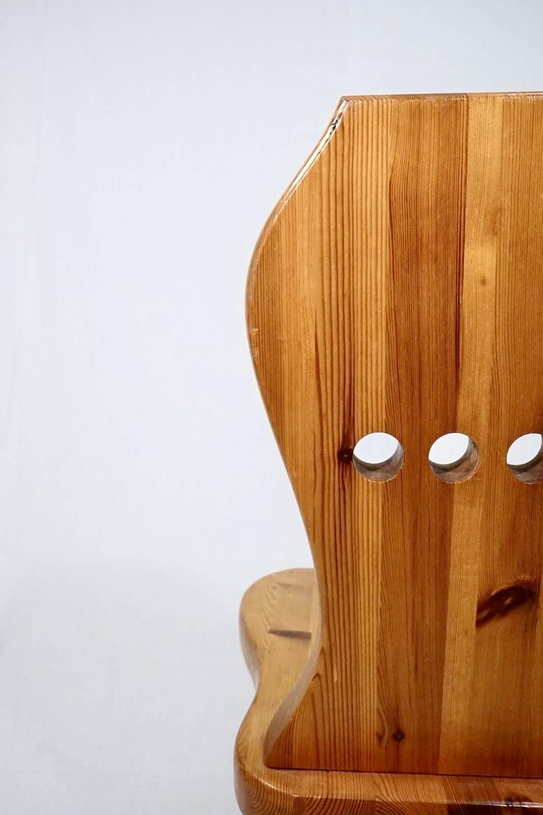 Rare Sculptural Swedish Pinewood Chair by a Unknown designer from the 1960’s/1970’s in classic Swedish sportstuga style.
The chair has details that remind of pieces from designers like Roland Wilhelmsson, Sven Larsson and Axel Einar Hjorth.
 