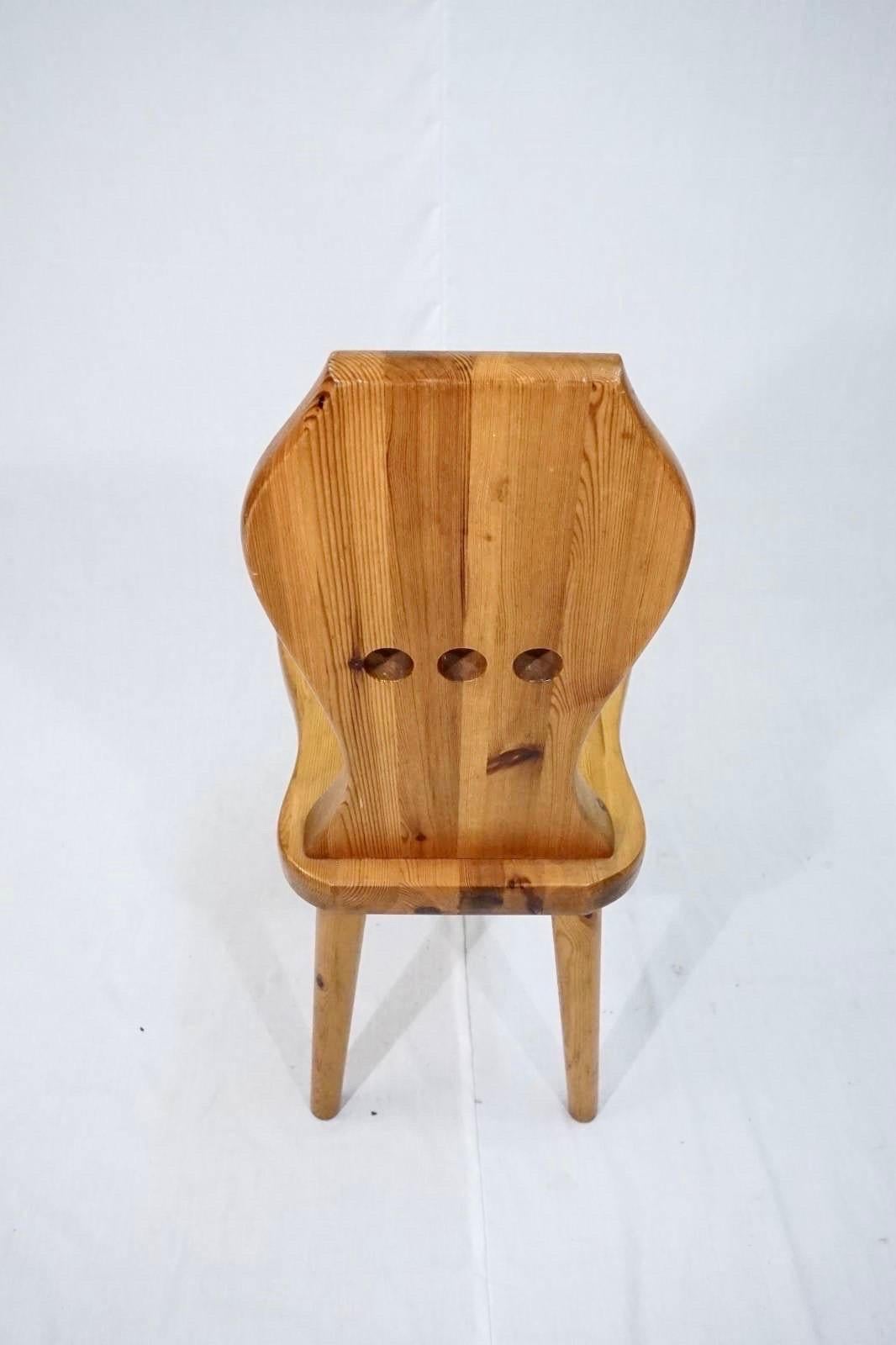 Sculptural Swedish Pinewood Chair by a Unknown designer In Good Condition In Valby, 84