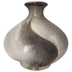 Skulpturale, wirbelnde modernistische Keramikvase in Creme, Grau und Brown, 1970er Jahre