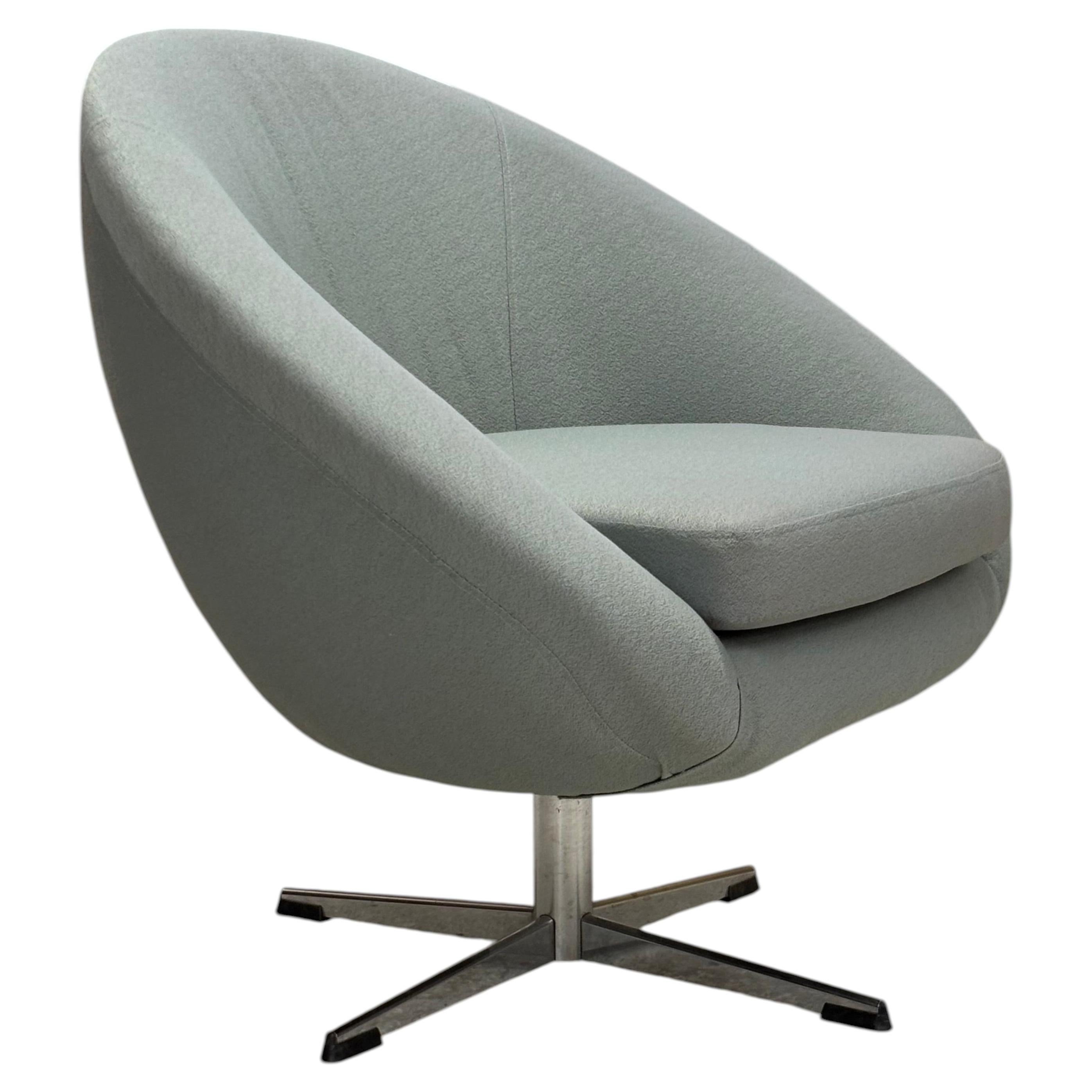 Skulpturaler Drehsessel, Space-Age-Design, um 1970 im Angebot