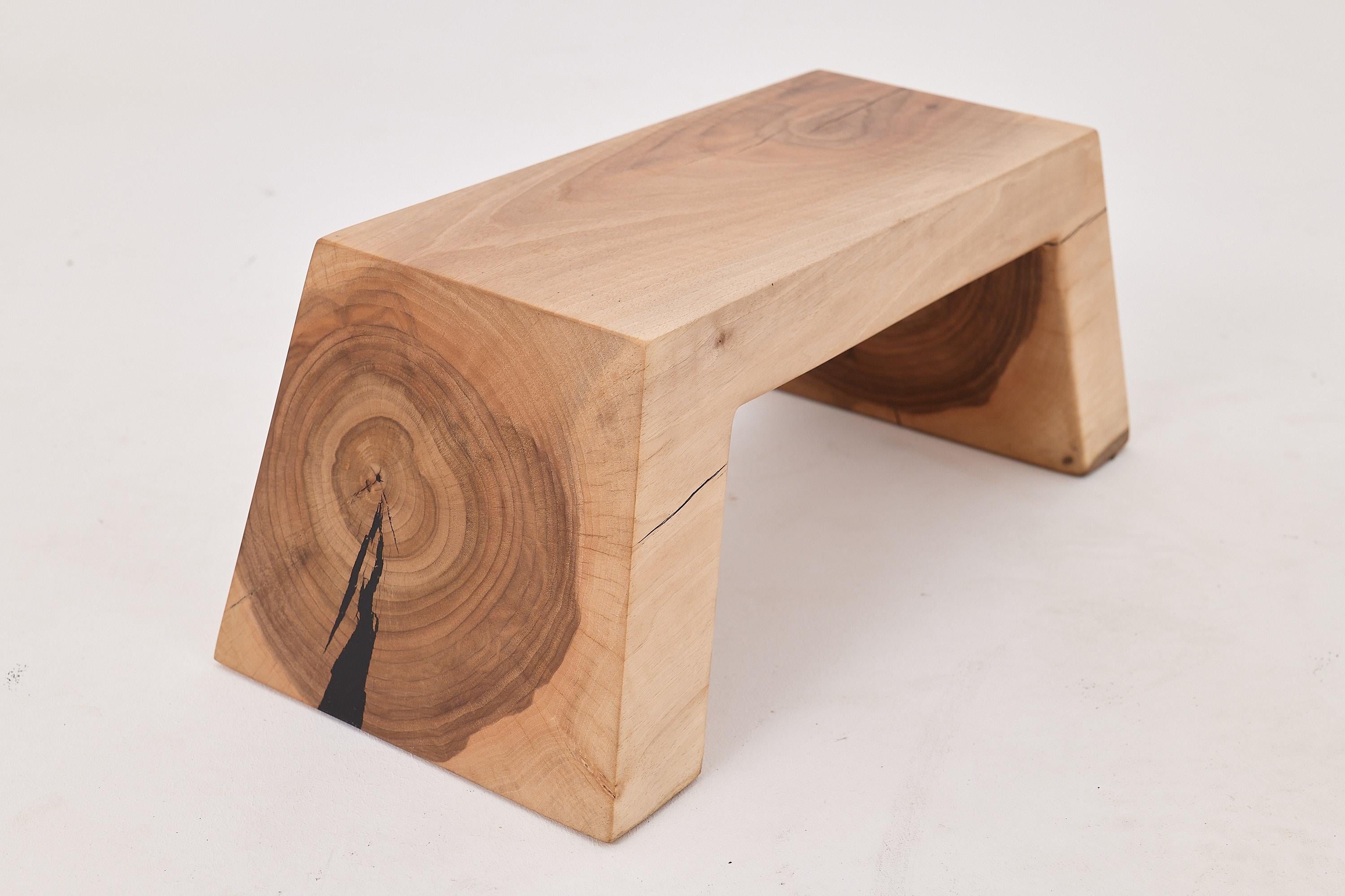 Mesa auxiliar/taburete Sculptural SWood de madera maciza (nogal), Logniture en venta 2