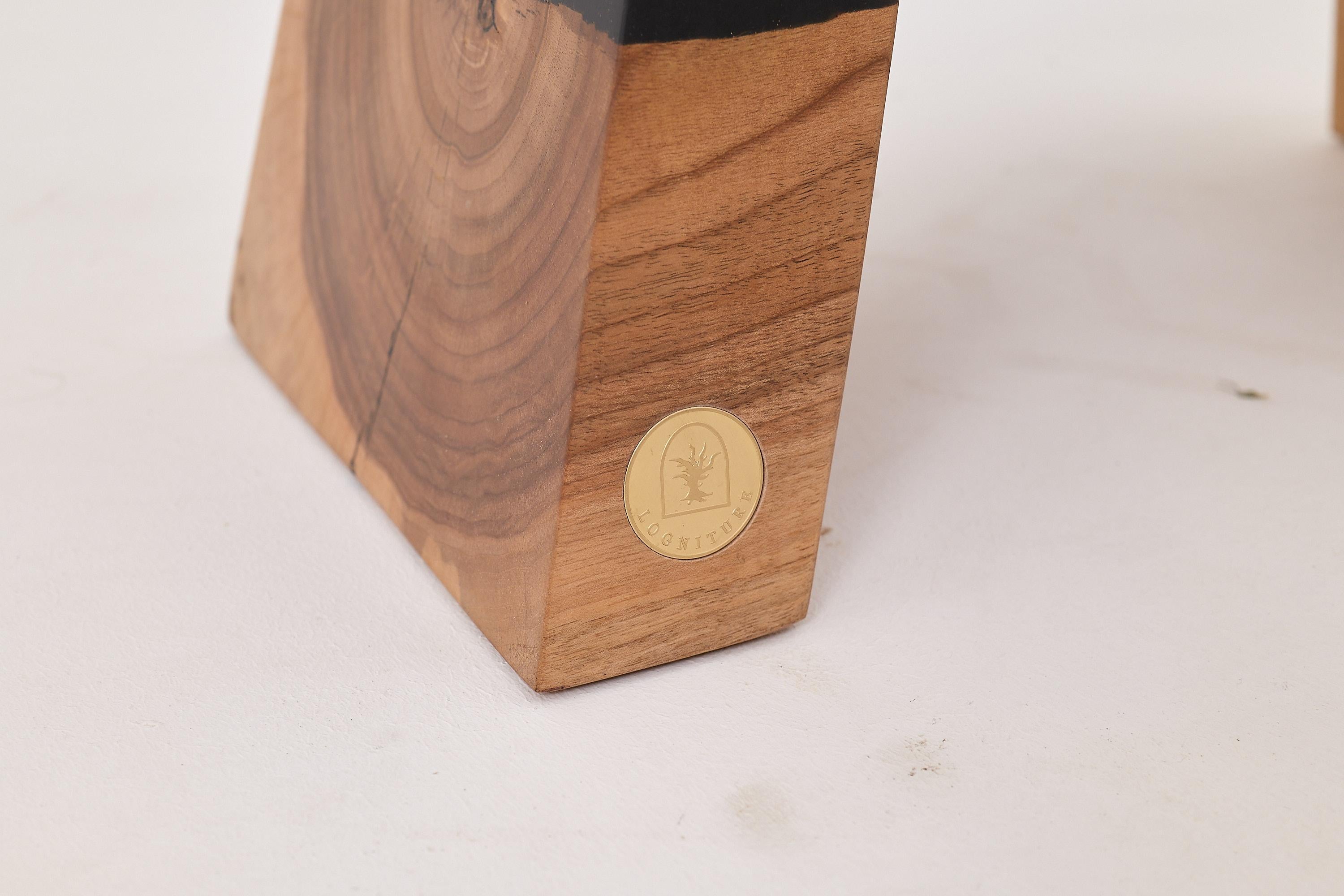 Mesa auxiliar/taburete Sculptural SWood de madera maciza (nogal), Logniture Brutalista en venta