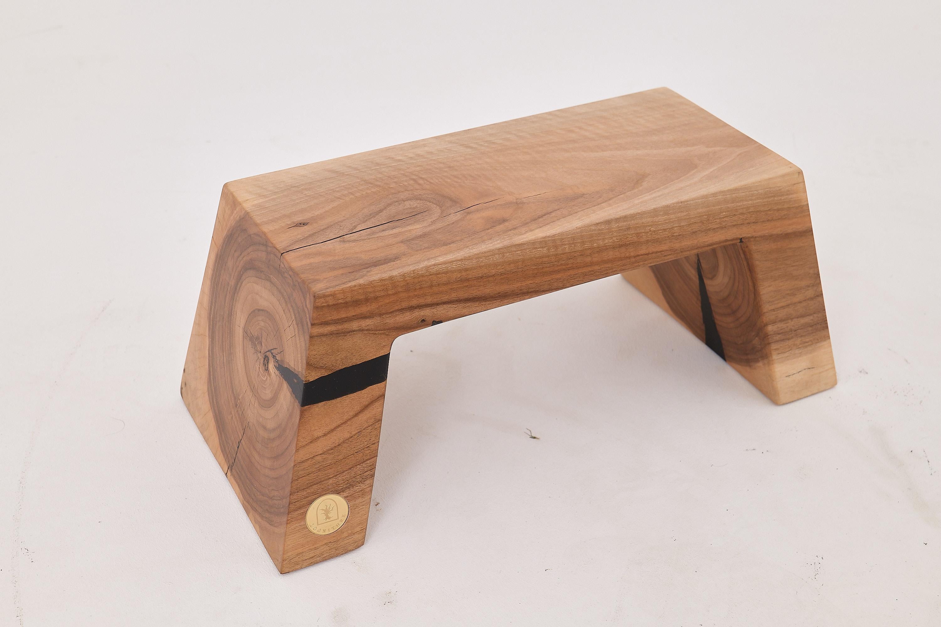 Mesa auxiliar/taburete Sculptural SWood de madera maciza (nogal), Logniture Croata en venta