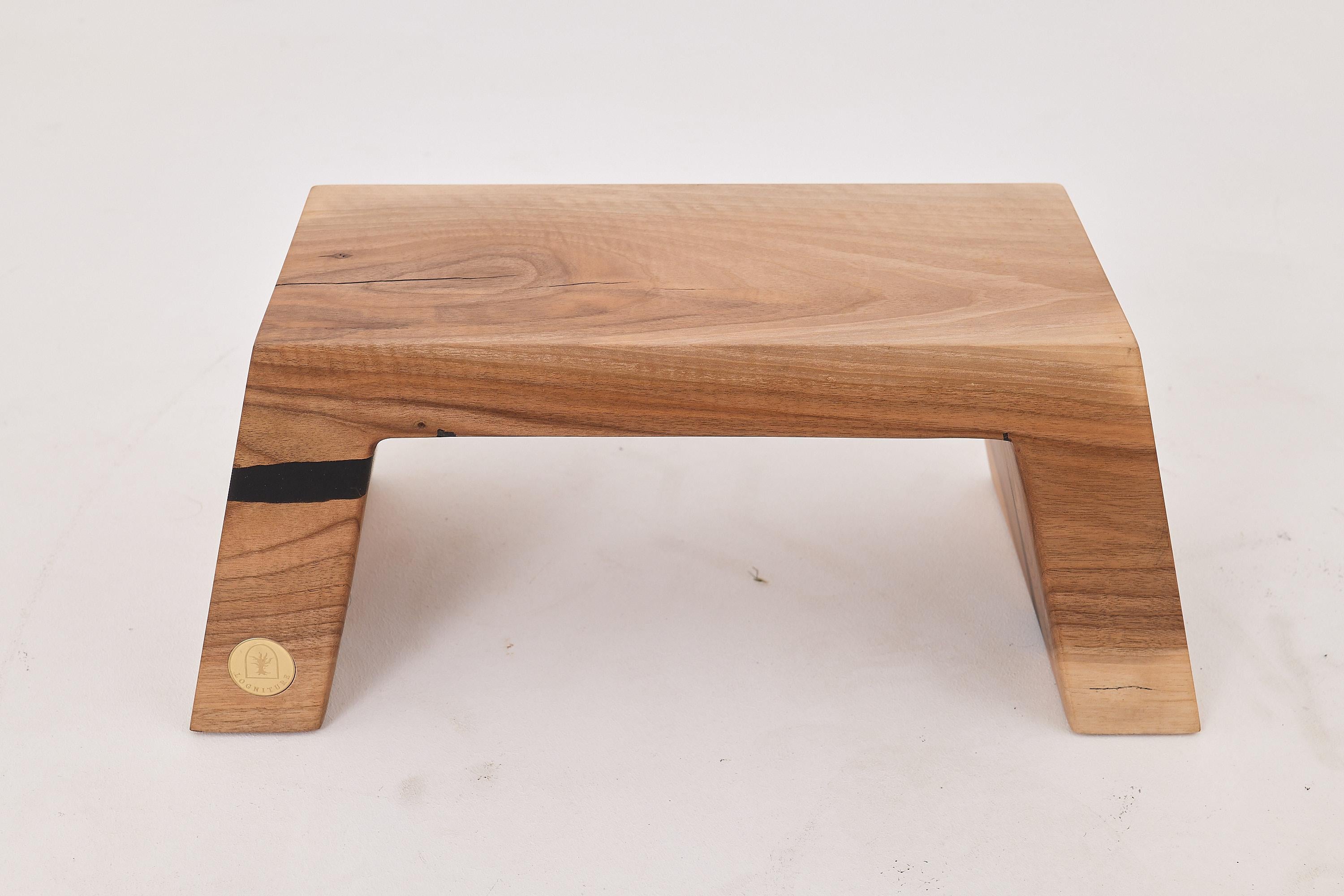 Mesa auxiliar/taburete Sculptural SWood de madera maciza (nogal), Logniture Tallado en venta