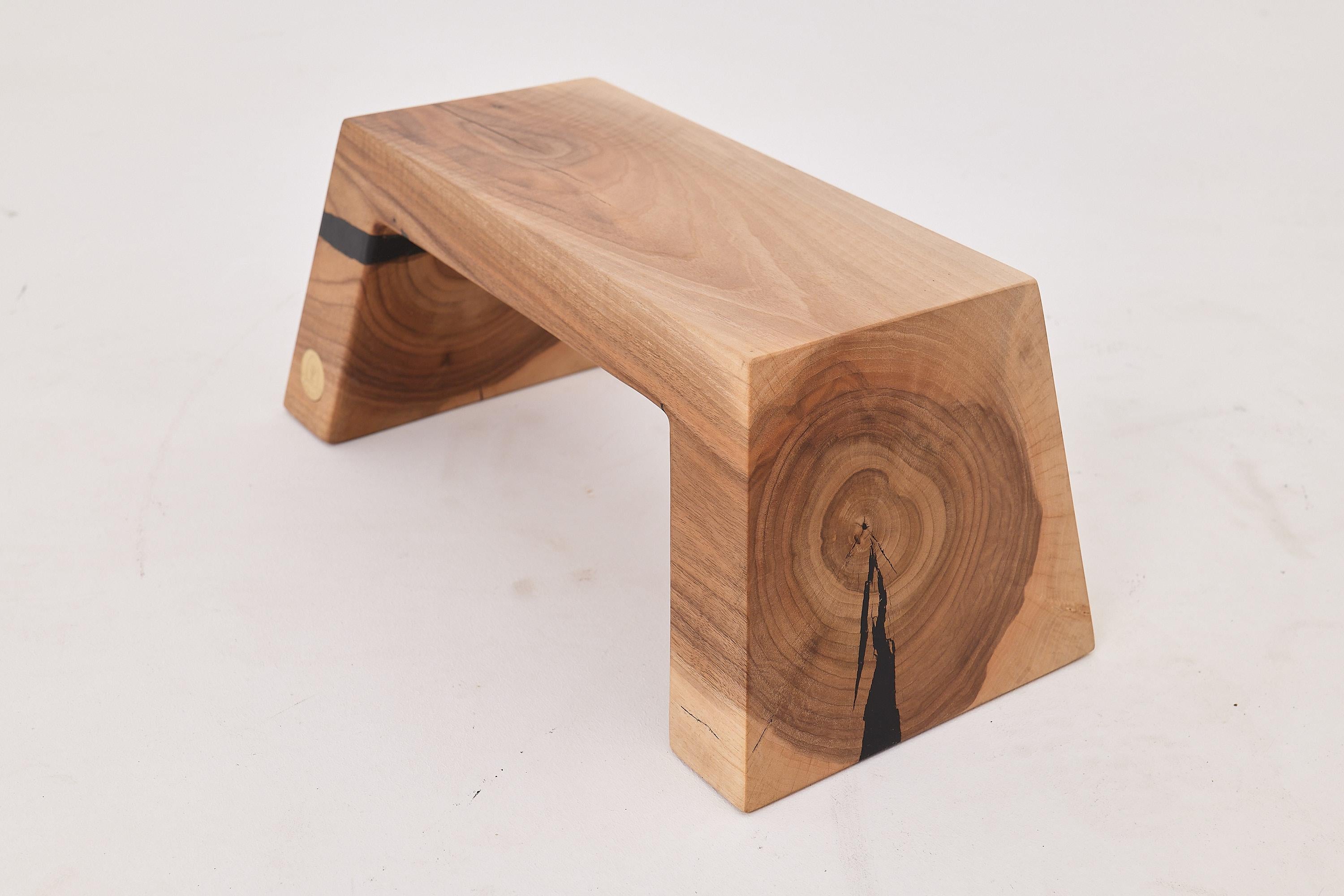 Mesa auxiliar/taburete Sculptural SWood de madera maciza (nogal), Logniture Madera en venta