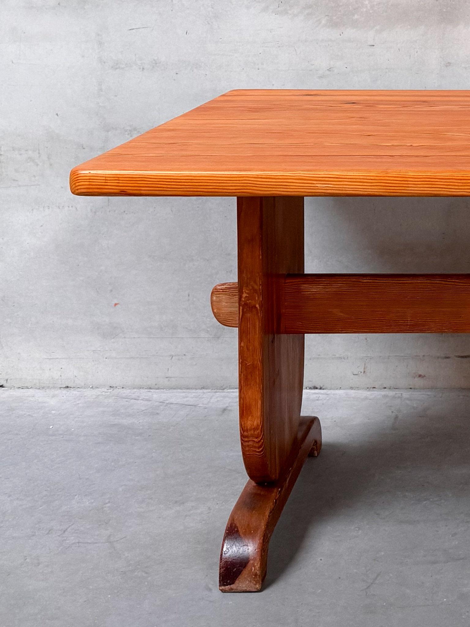 Mesa escultórica de Bo Fjaestad, ca. 1930. También hay disponibles cuatro sillas de comedor. Sueco en venta