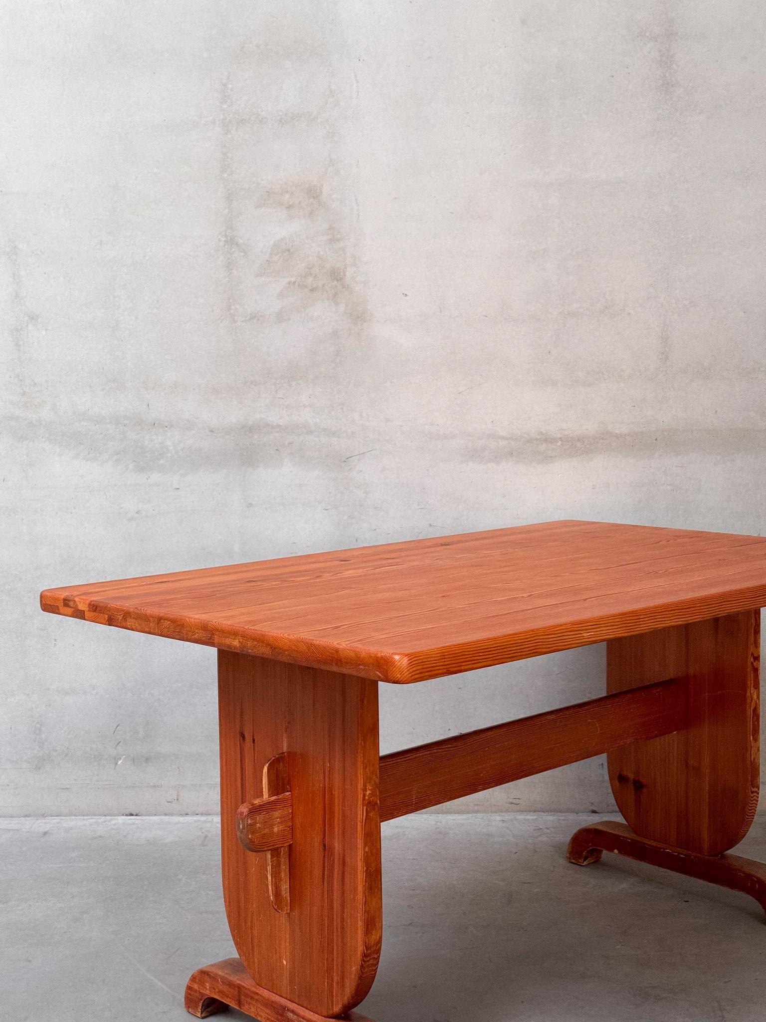 Mesa escultórica de Bo Fjaestad, ca. 1930. También hay disponibles cuatro sillas de comedor. en Bueno estado para la venta en Antwerpen, BE